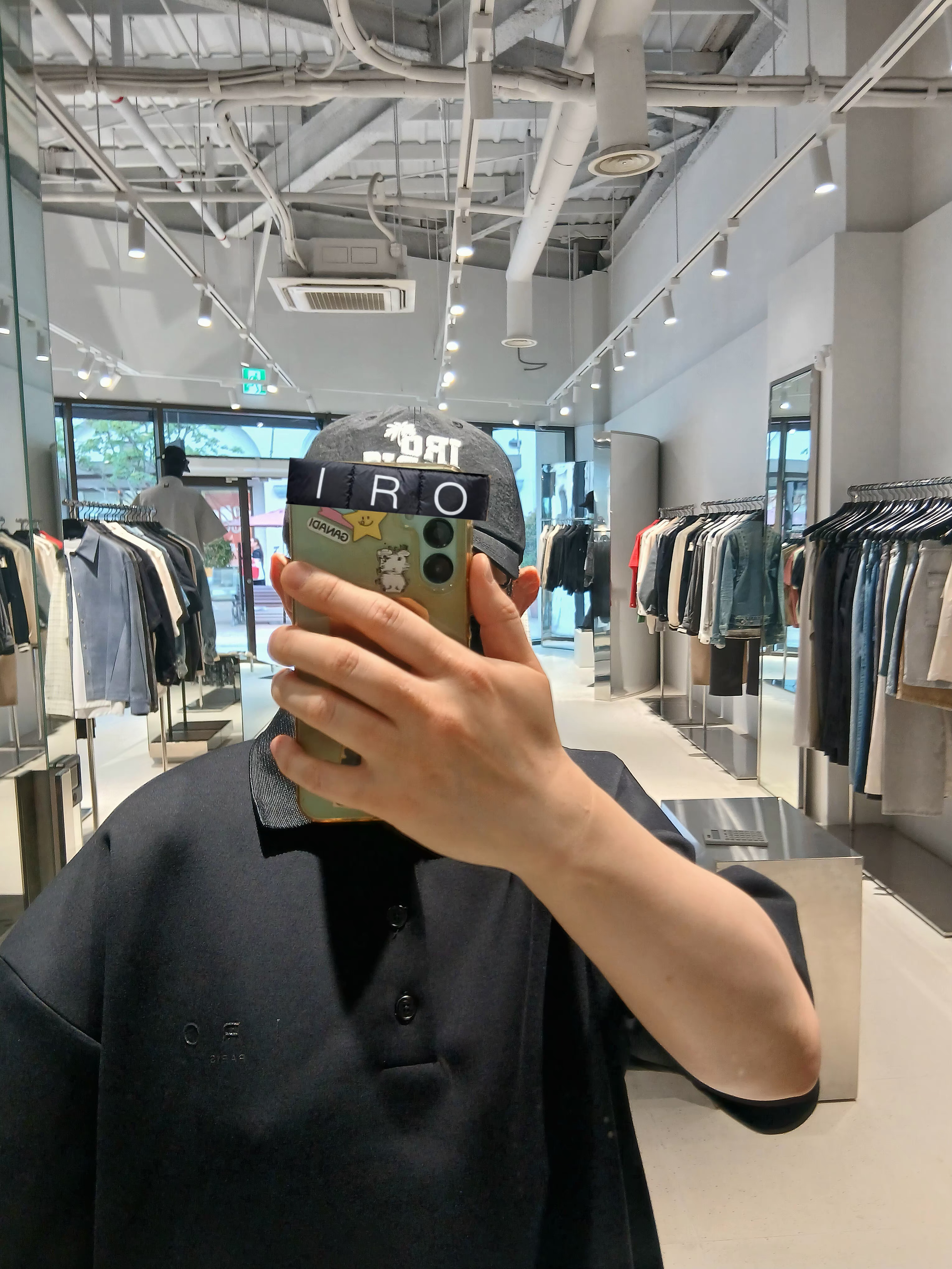 Iro Evasion Oversized Collar Short Sleeve Cushion T-Shirt Black, IRO Vibrio Banding Color-Block Long Bermuda Shorts Black 착용 스타일 - 8