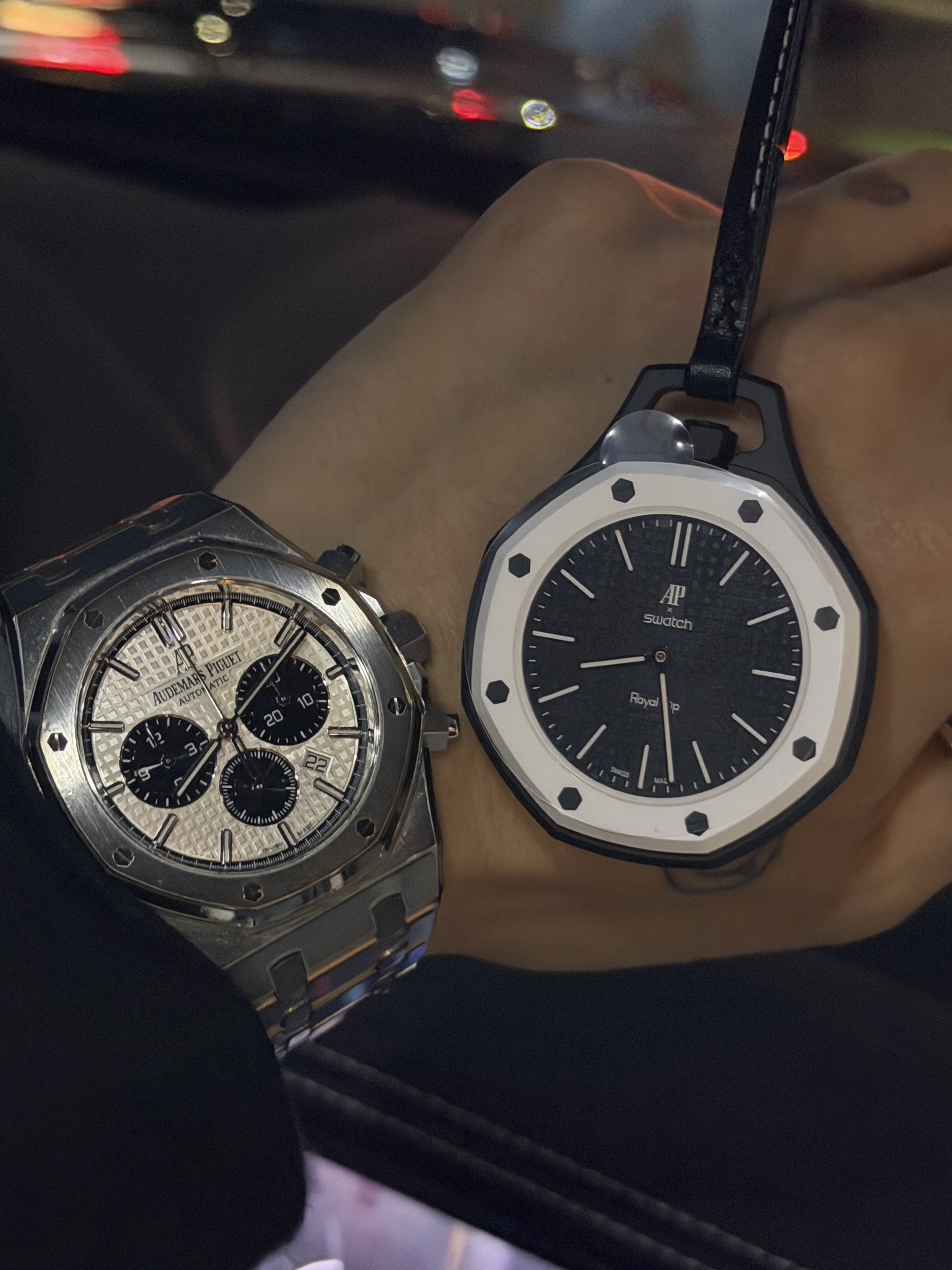 Swatch x Audemars Piguet Bioceramic Royal Pop Ocho Negro, Swatch x Audemars Piguet Royal Pop Leather Lanyard Ocho Negro 착용 스타일 - 2
