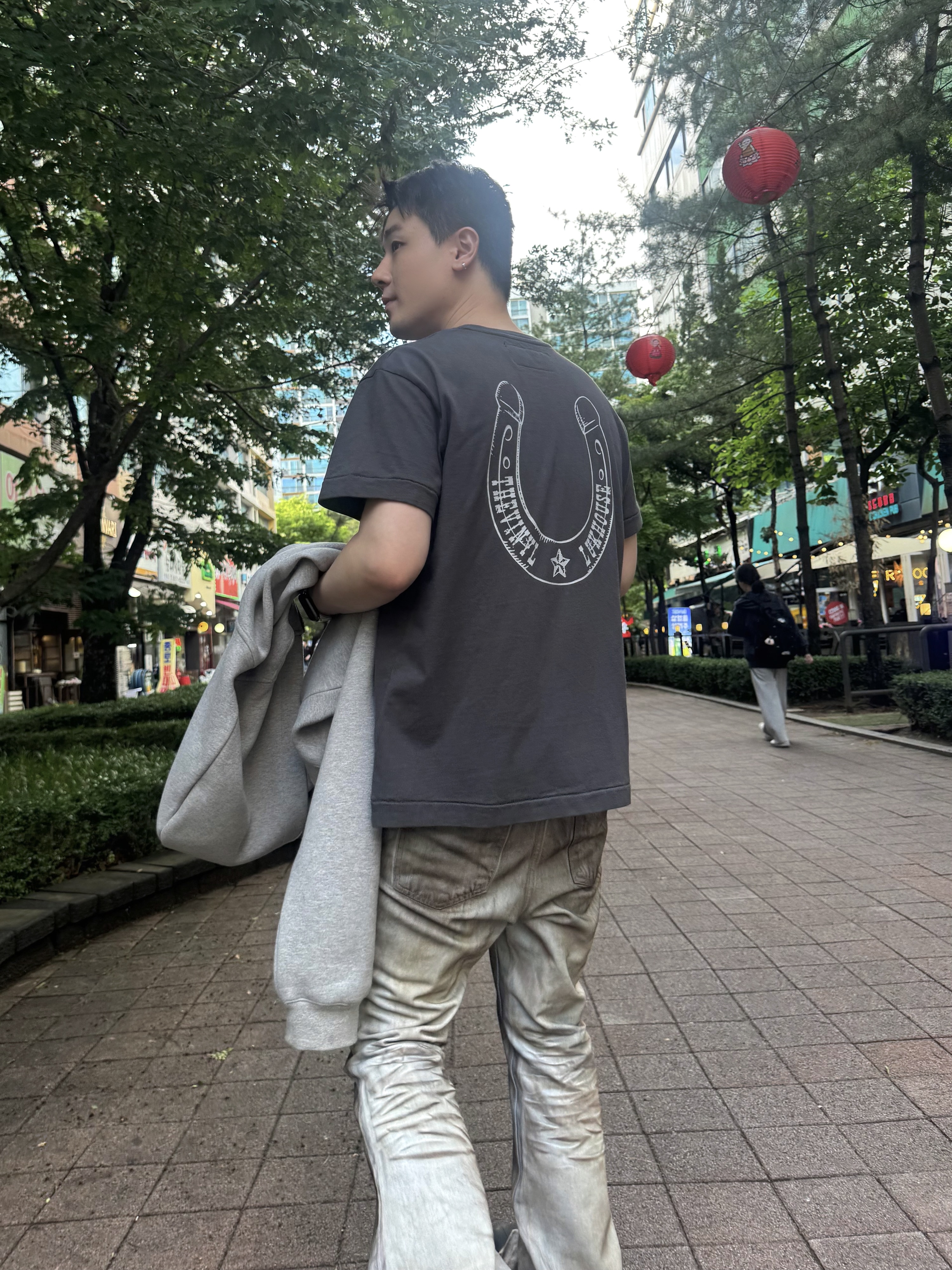 [KREAM 단독] Thevinylhouse Lucky House Tee Charcoal, Balenciaga Steroid Derby Black 착용 스타일 - 3