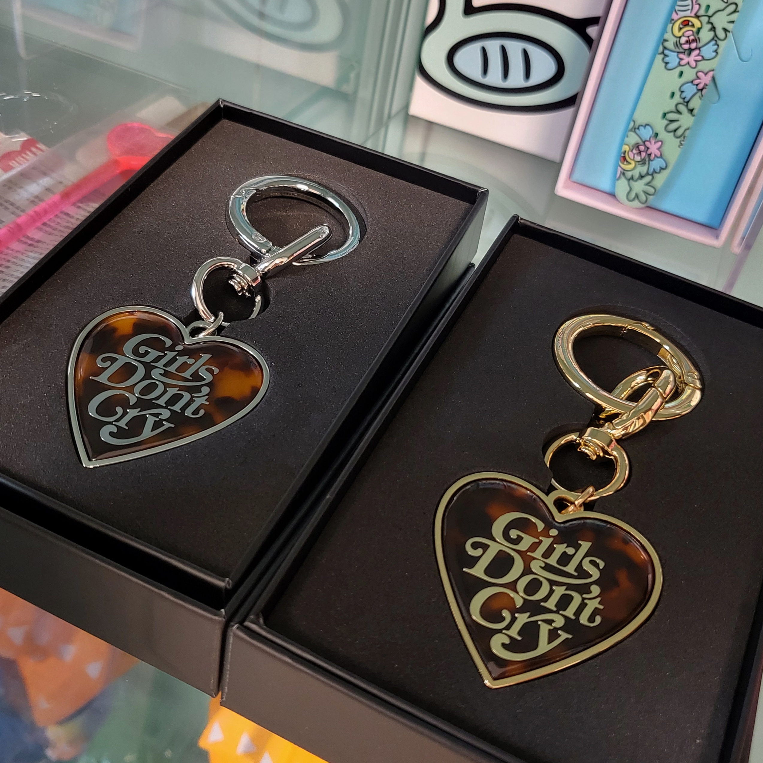 Verdy Girls Don't Cry Keychain Gold, Verdy Girls Don't Cry Keychain Silver 착용 스타일 - 1