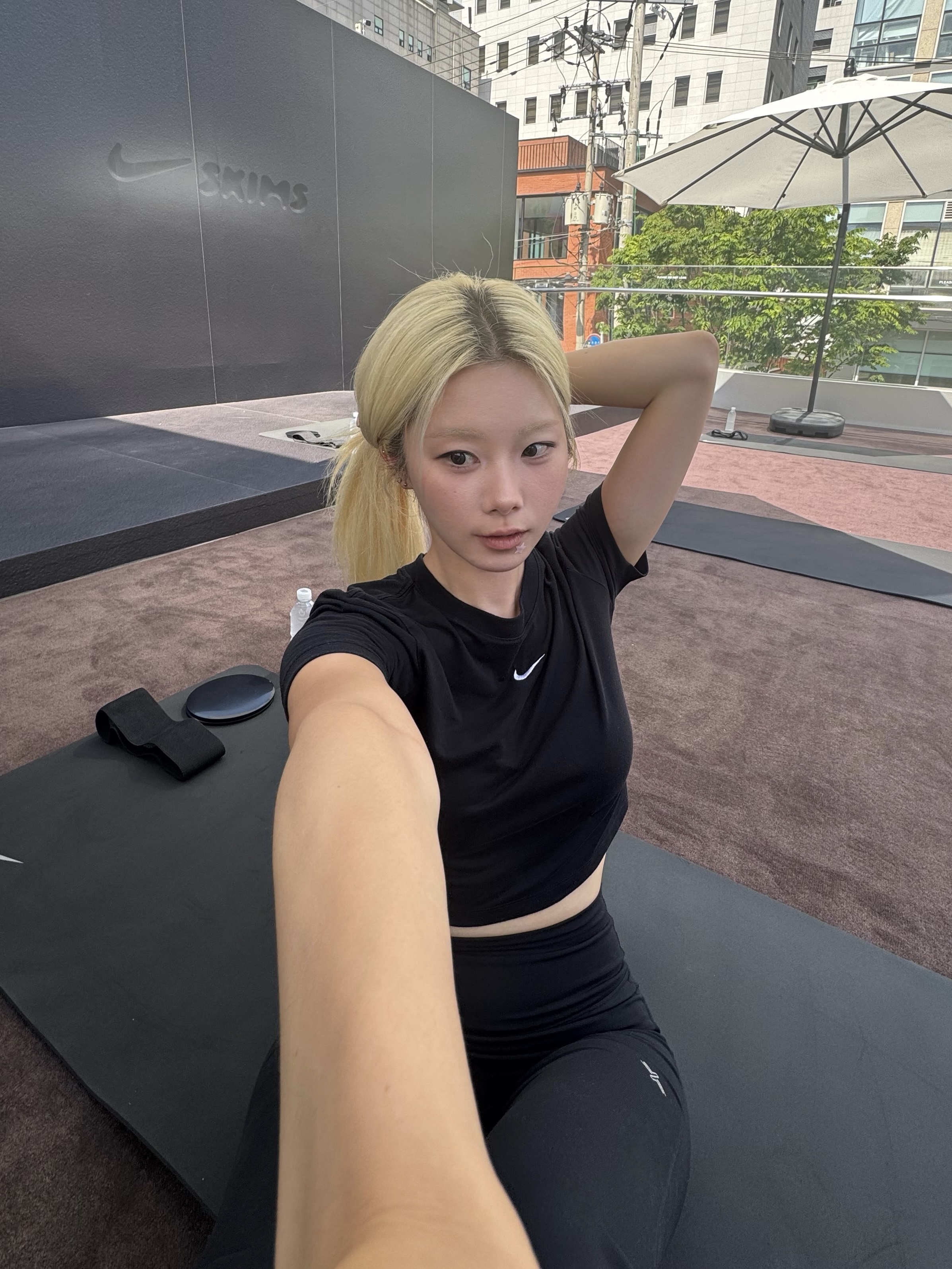 (W) Nike NSW Essential Slim Fit Crop T-Shirt Black - Asia 착용 스타일 - 1