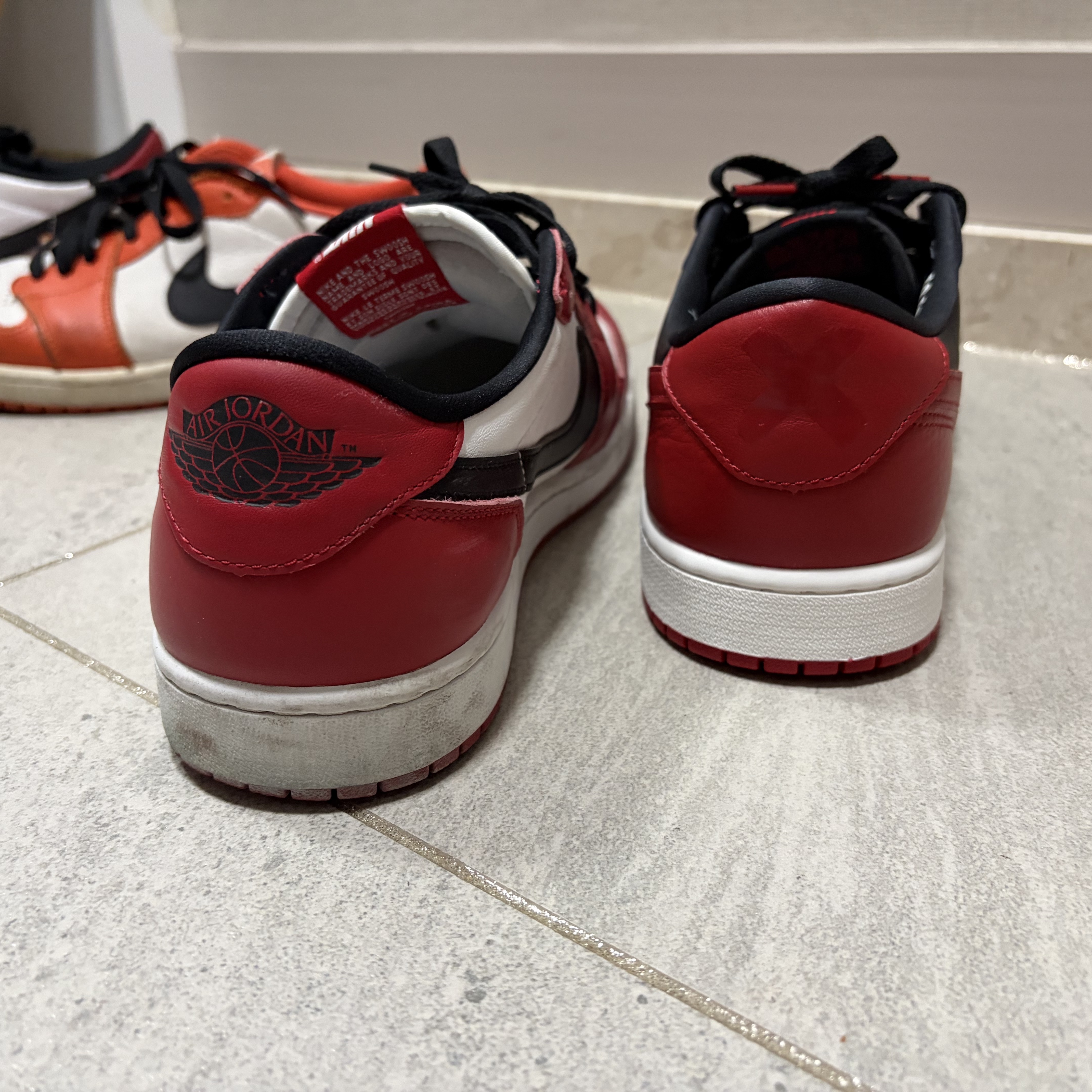 Jordan 1 Retro Low OG Banned 2026, Jordan 1 Low OG Starfish 착용 스타일 - 6
