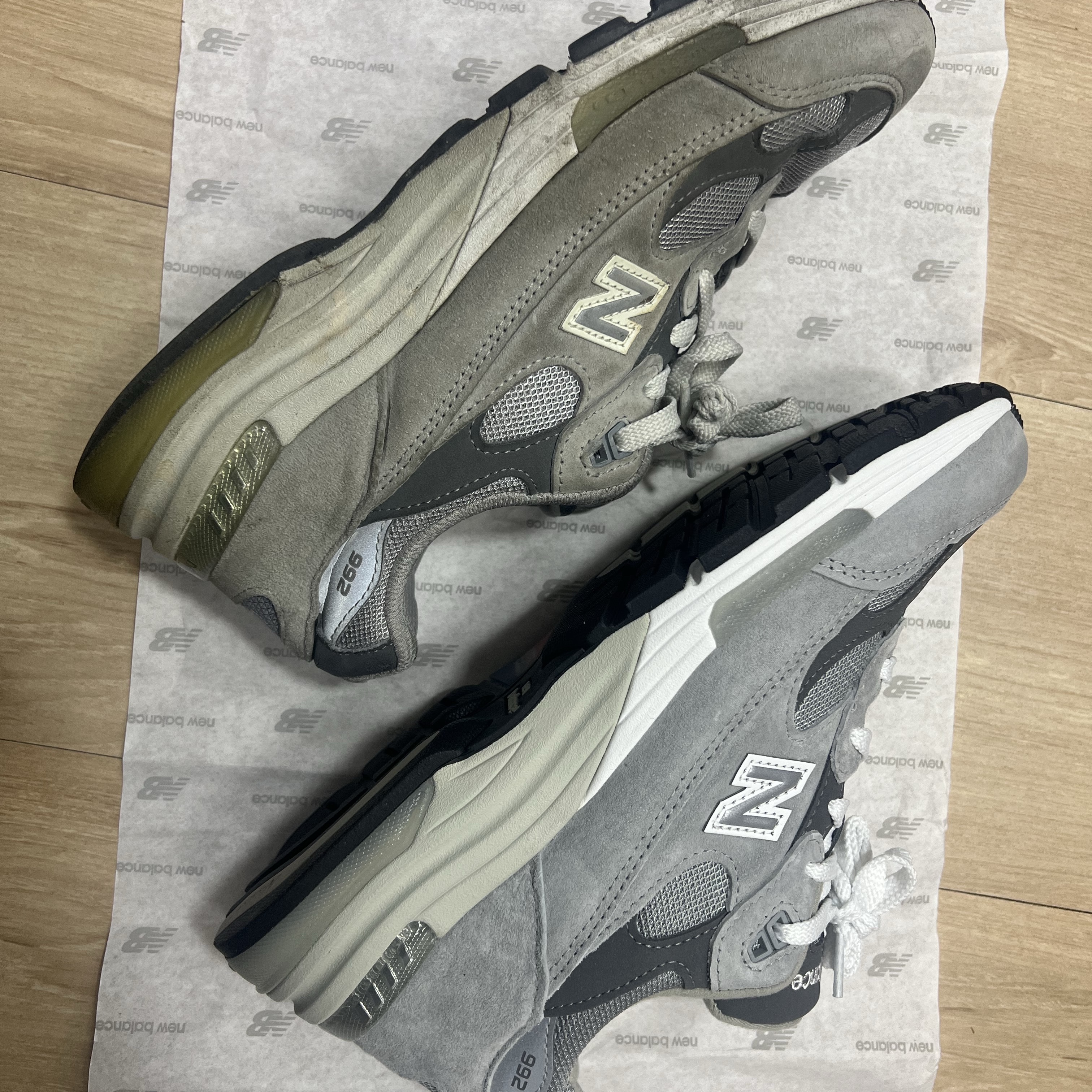 New Balance 992 Made in USA Grey - D Standard, New Balance 992 Made in USA Core Grey Silver Metallic 착용 스타일 - 2