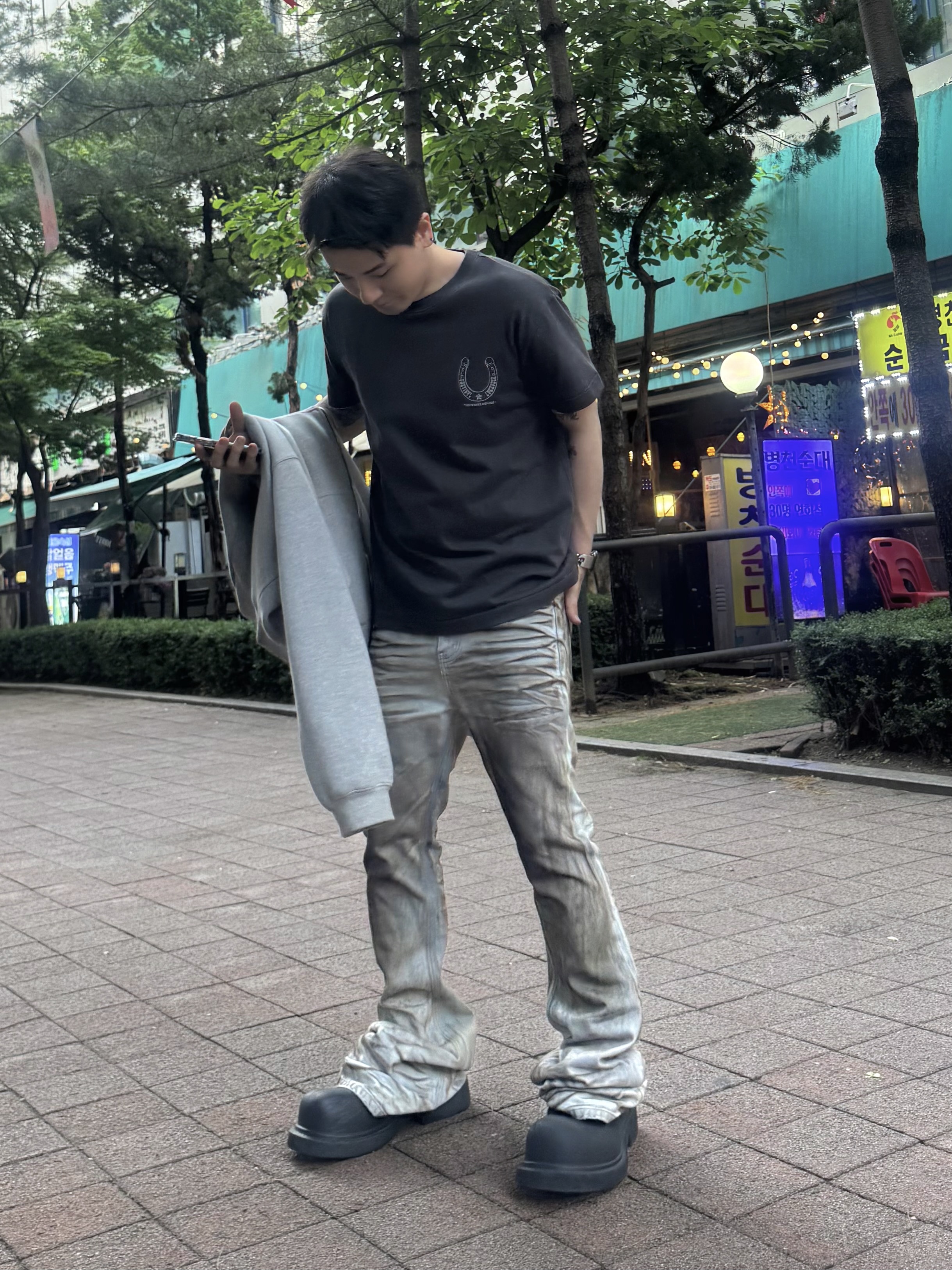 [KREAM 단독] Thevinylhouse Lucky House Tee Charcoal, Balenciaga Steroid Derby Black 착용 스타일 - 2