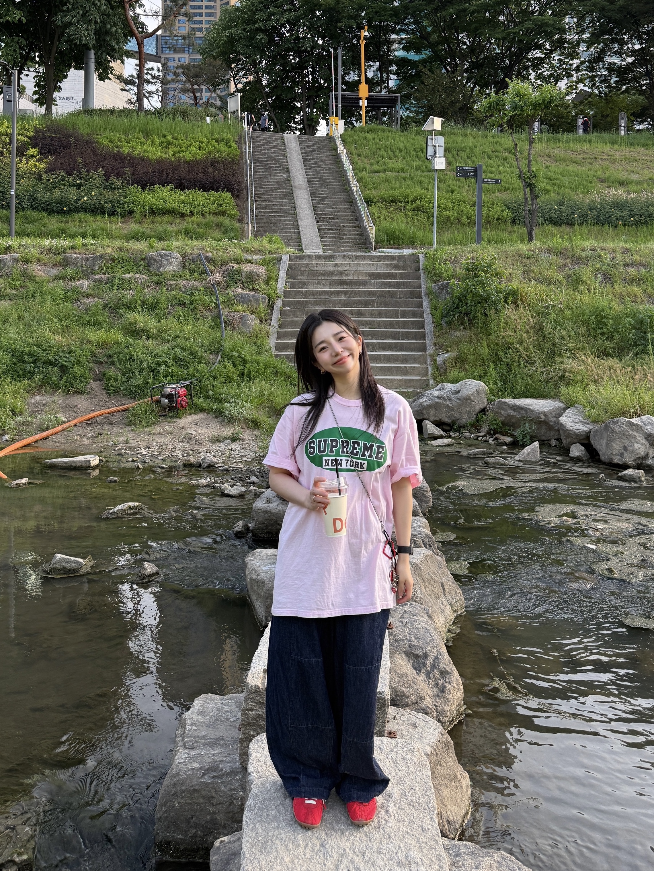 Needles H.D. Pants 6 Oz Denim Indigo, Nike x Jacquemus Moon Shoe SP University Red and Bicycle Yellow 착용 스타일 - 2