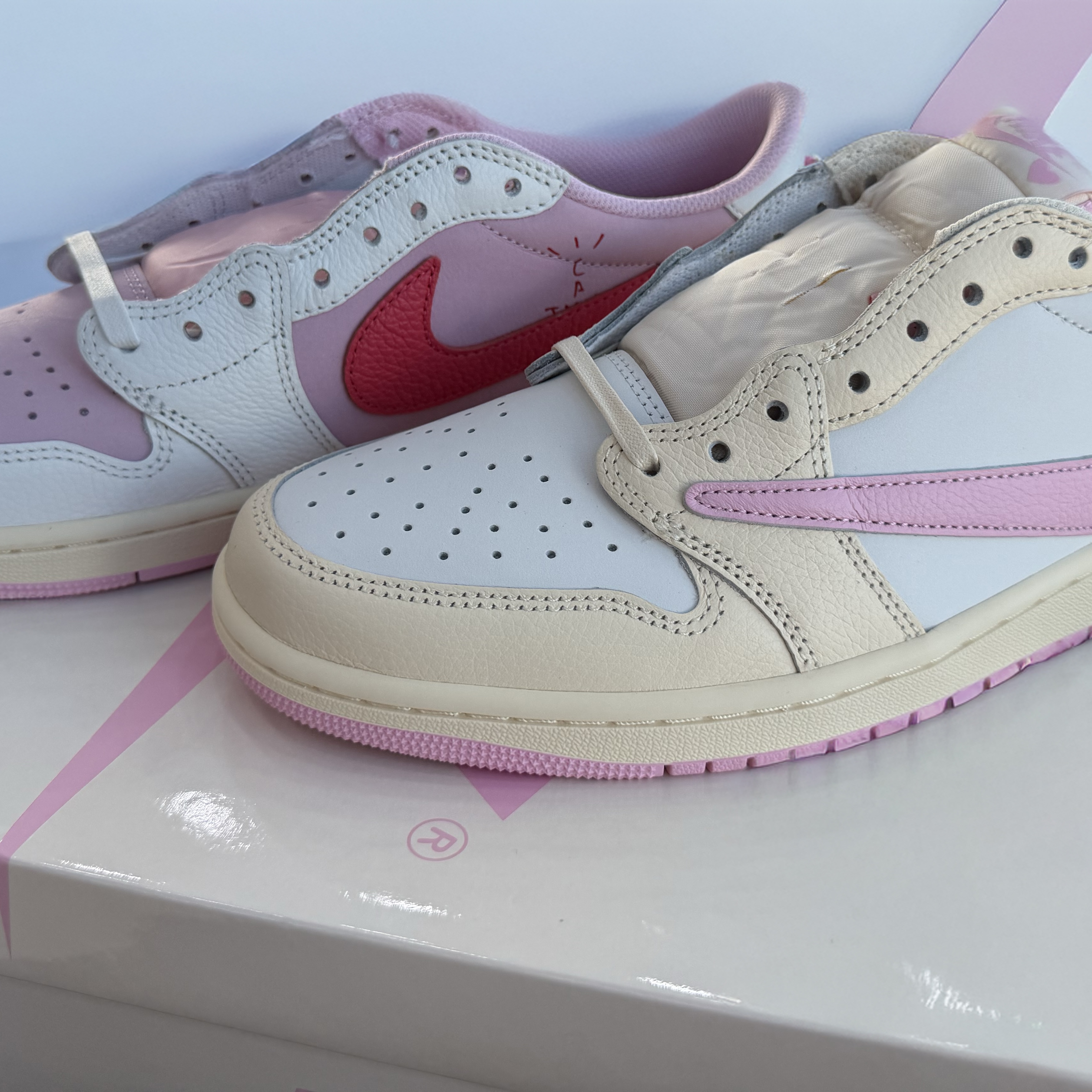 Jordan 1 x Travis Scott Retro Low OG SP Sail Tropical Pink, Jordan 1 x Travis Scott Retro Low OG SP Muslin Shy Pink 착용 스타일 - 2