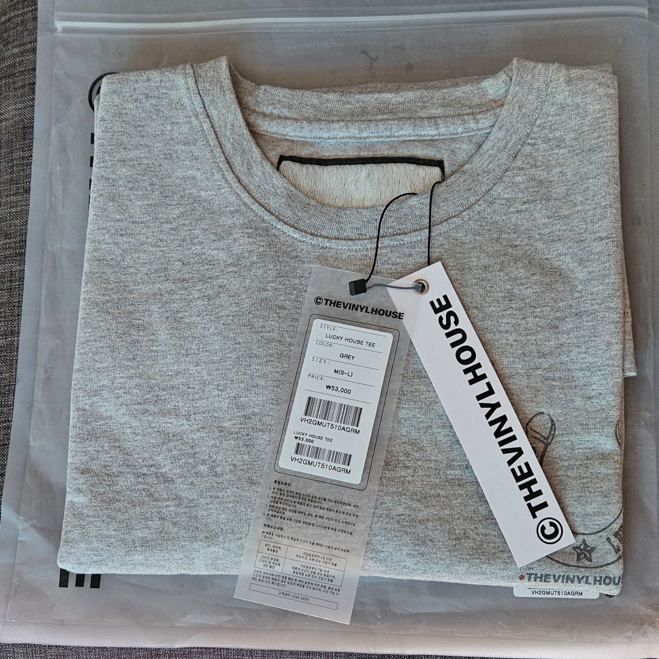 Thevinylhouse Lucky House Tee Grey 착용 스타일 - 1