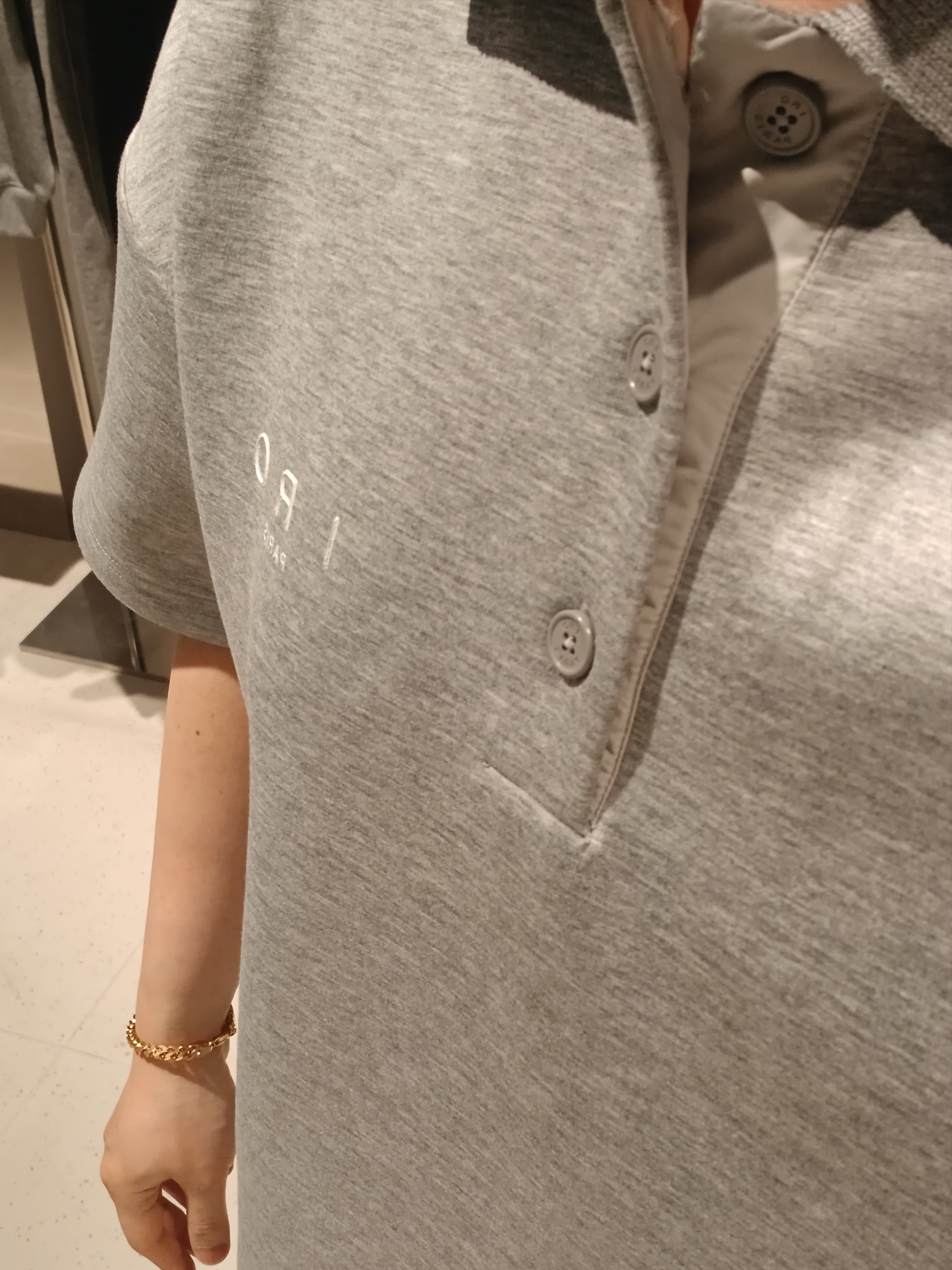 Iro Evasion Oversized Collar Short Sleeve Cushion T-Shirt Gray, IRO Vibrio Banding Color-Block Long Bermuda Shorts Gray 착용 스타일 - 3