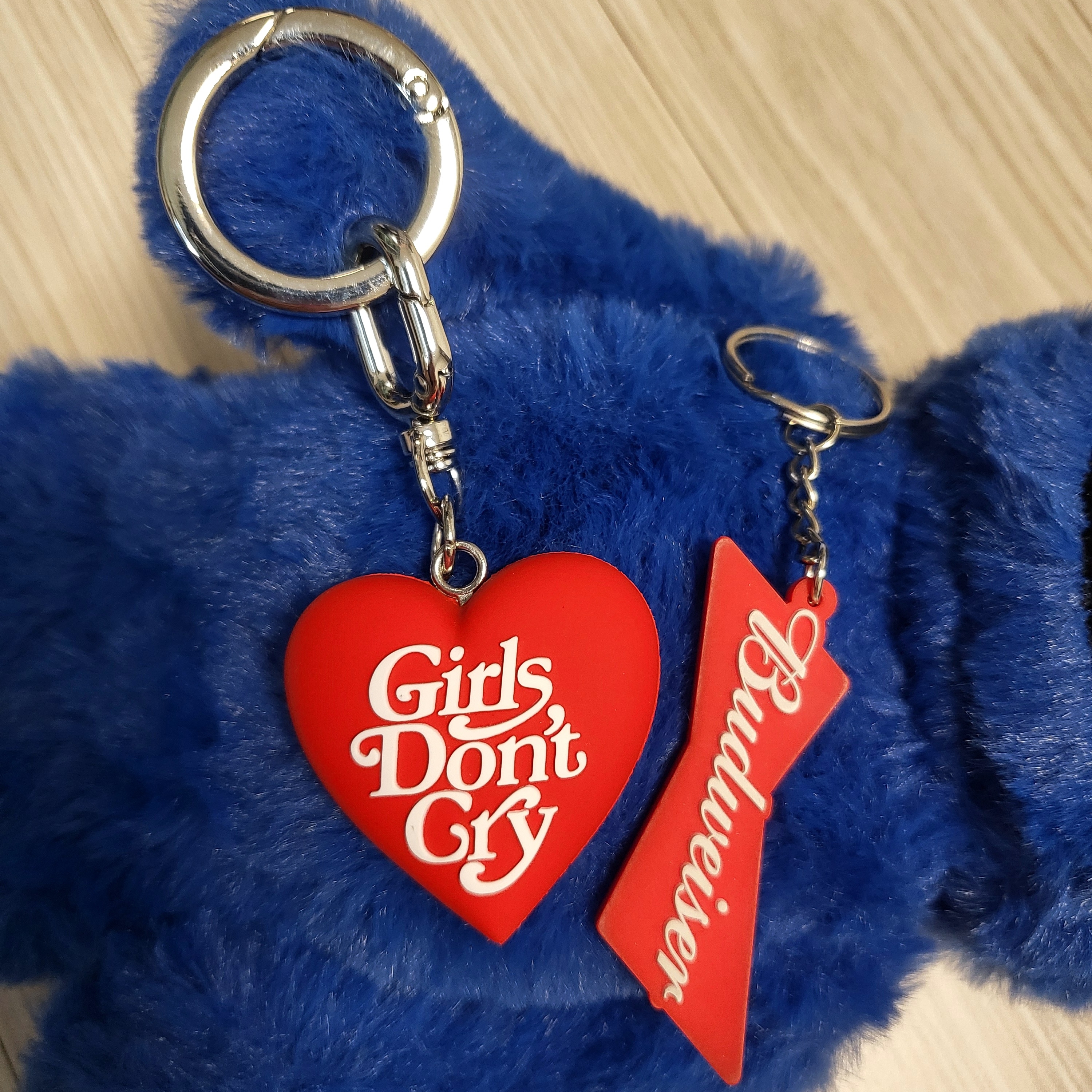 Verdy x Lotte Museum Girls Don't Cry heart Keyring, Verdy Wasted Youth x Budweiser KeyChain Red 착용 스타일