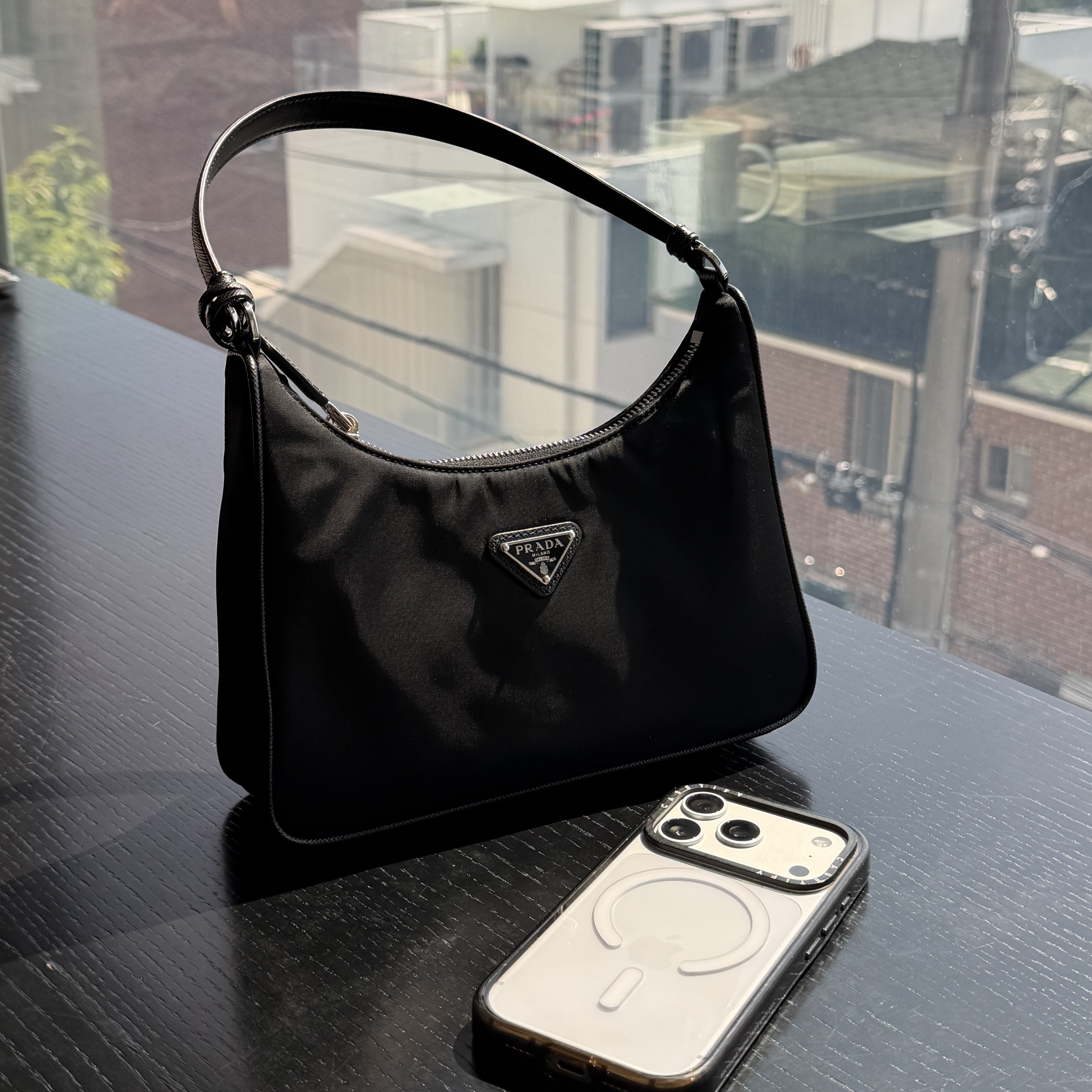 Prada Re-Edition 2005 Re-Nylon and Saffiano Mini Bag Black, Casetify iPhone Custom Magsafe Compatible Impact Case Black 착용 스타일 - 2