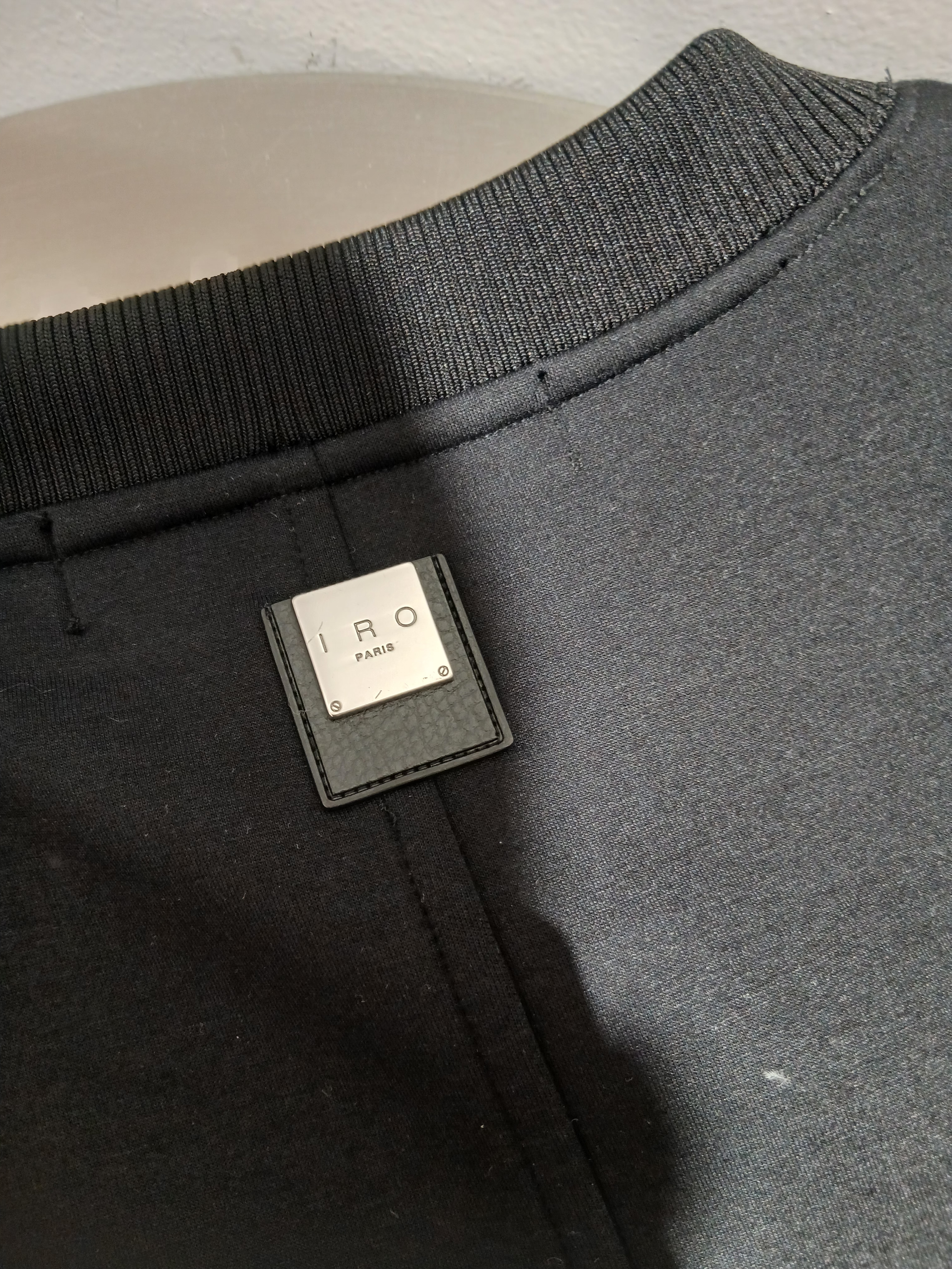 Iro Vasion Round Short Sleeve Cushion T-Shirt Black, IRO Vibrio Banding Color-Block Long Bermuda Shorts Black 착용 스타일 - 4