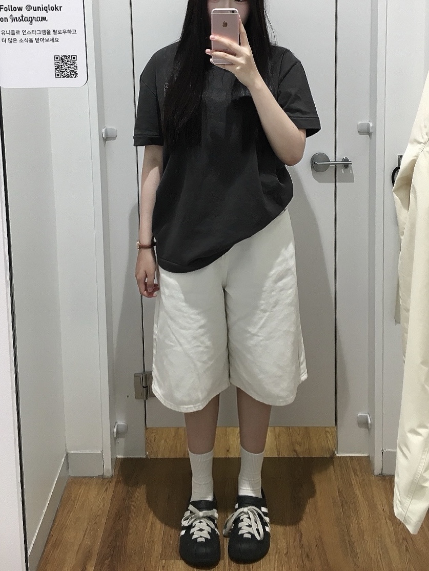 [KREAM 단독] Thevinylhouse Lucky House Tee Charcoal 착용 스타일 - 2