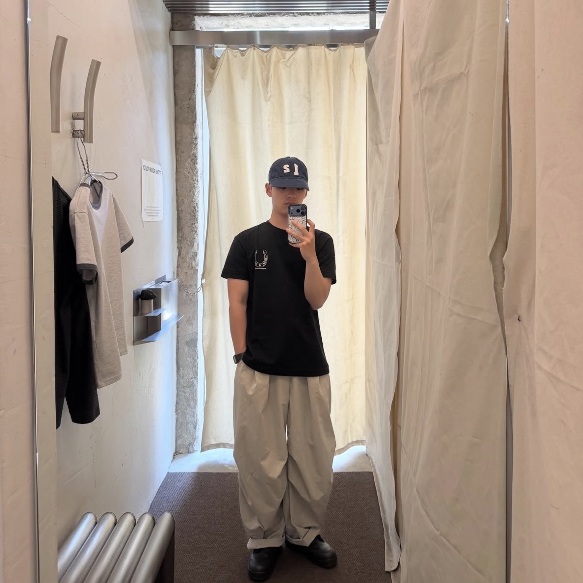 [KREAM 단독] Thevinylhouse Lucky House Tee Charcoal 착용 스타일 - 4