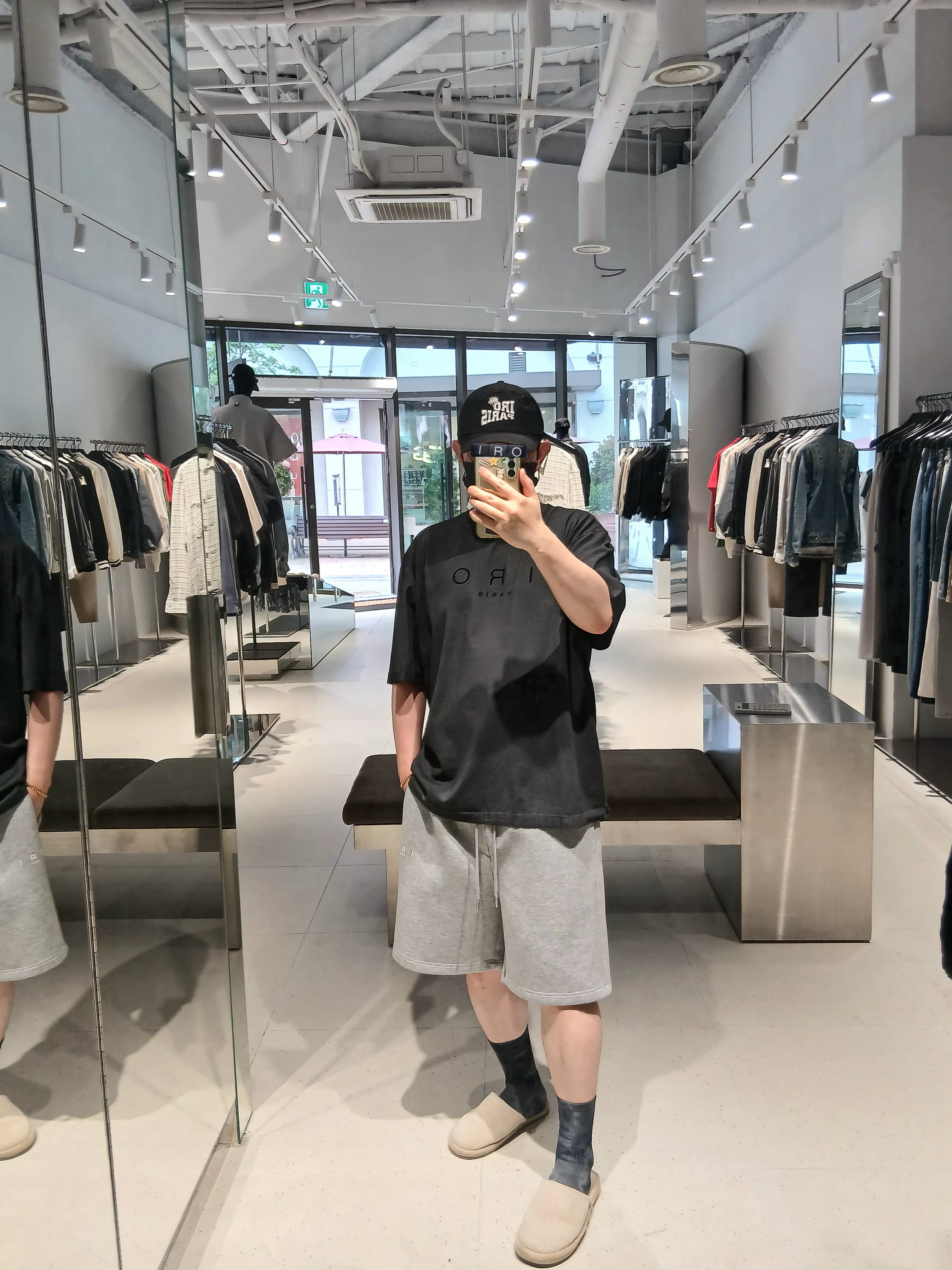 IRO Vibrio Banding Color-Block Long Bermuda Shorts Gray, Iro Corin Logo Cotton T-Shirt Gray 착용 스타일 - 4