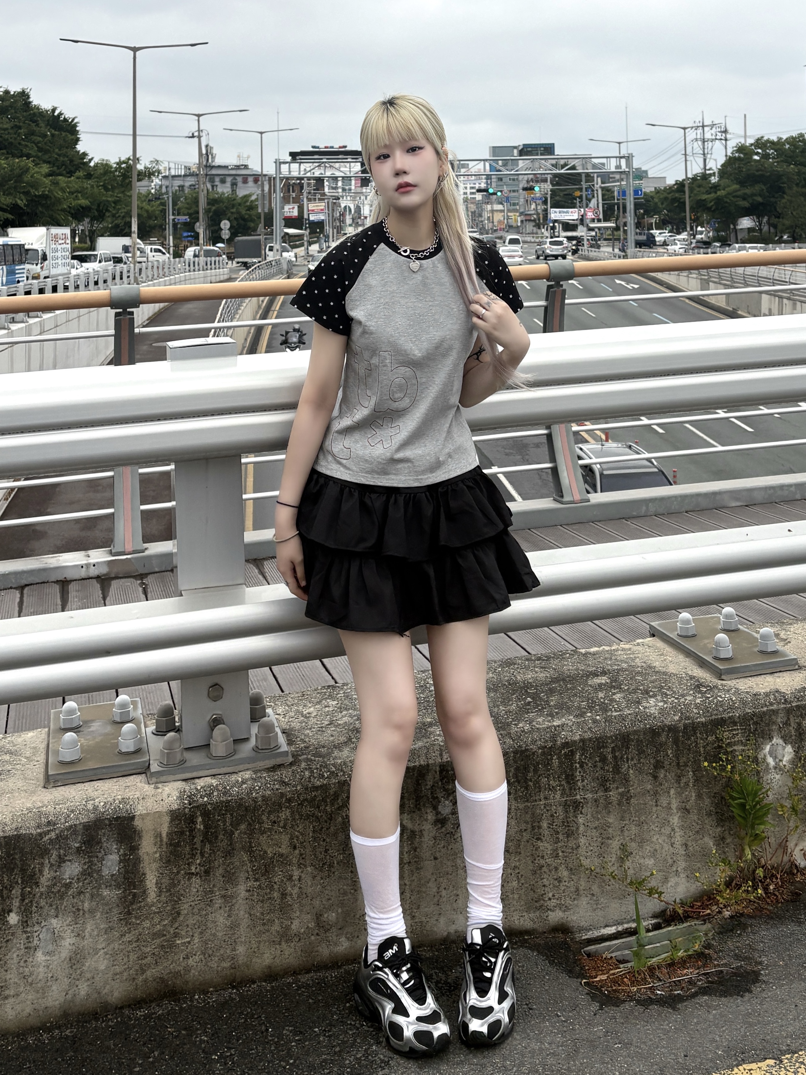 (W) Nike Air Max Muse Black and Metallic Silver 착용 스타일 - 3
