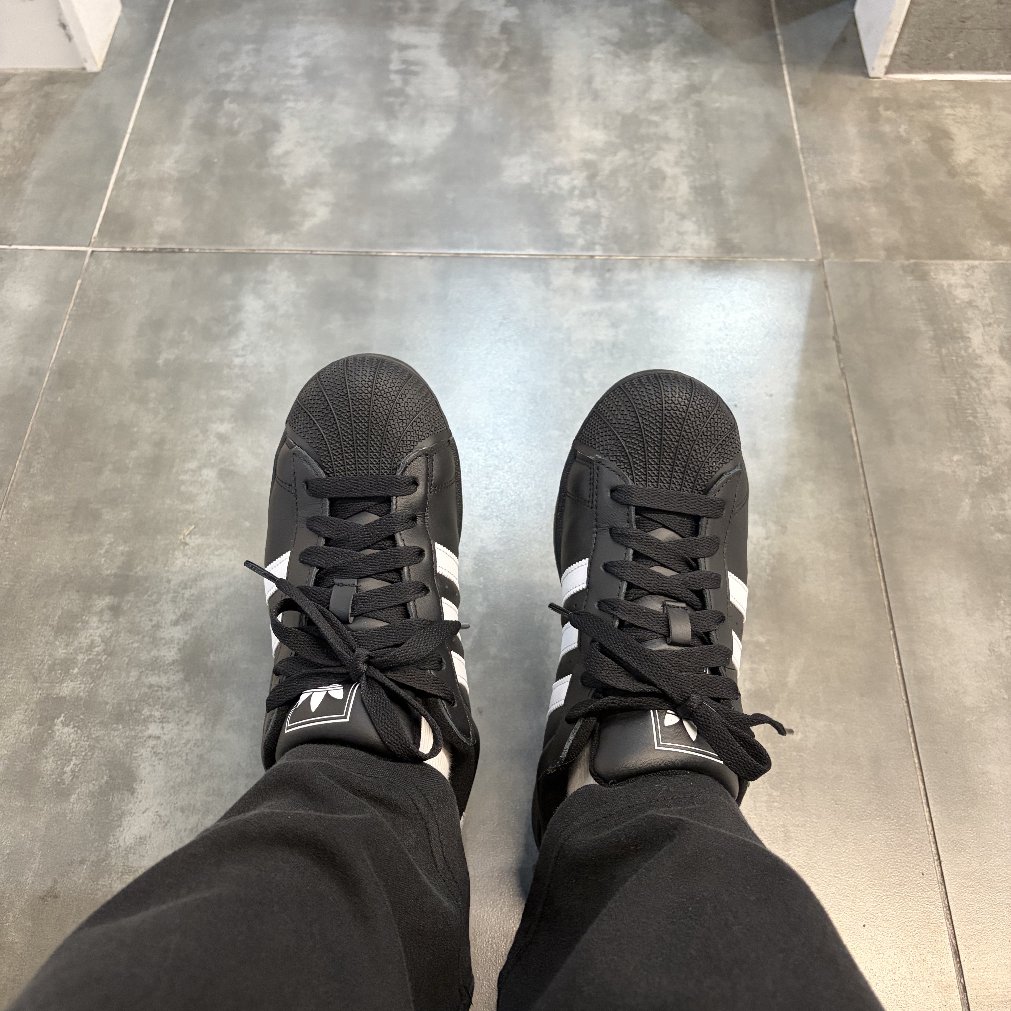 Adidas Superstar II Core Black Cloud White 착용 스타일 - 2