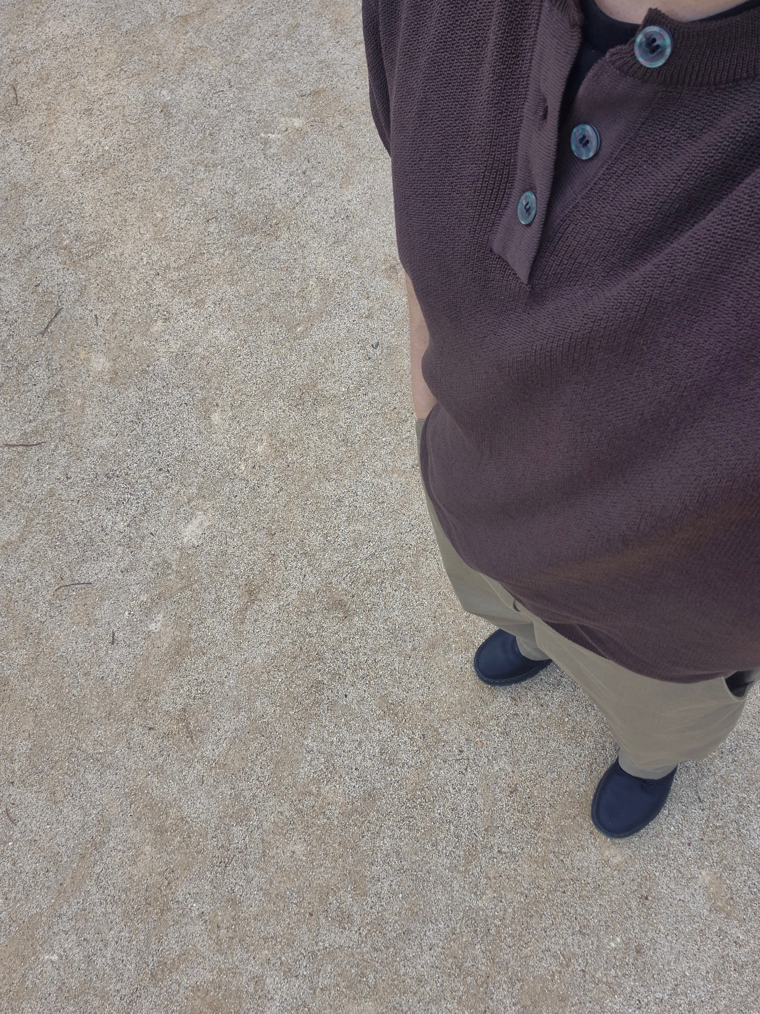 Dr. Martens Reeder Wyoming Leather Utility Shoes Black, Knitted Coolever Henley Neck Half Sleeve Knit Brown 착용 스타일 - 4