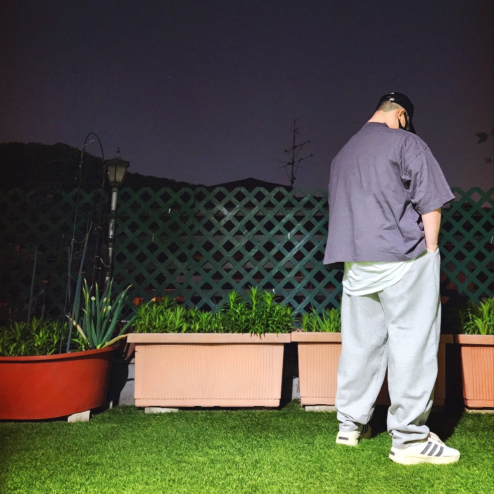 Yeezy Gap Engineered By Balenciaga Logo 3/4 Sleeve T-Shirt Dark Grey, Undermycar Mu.162 Circle Logo Balloon Fit Sweat Pants Melange Gray 착용 스타일 - 3