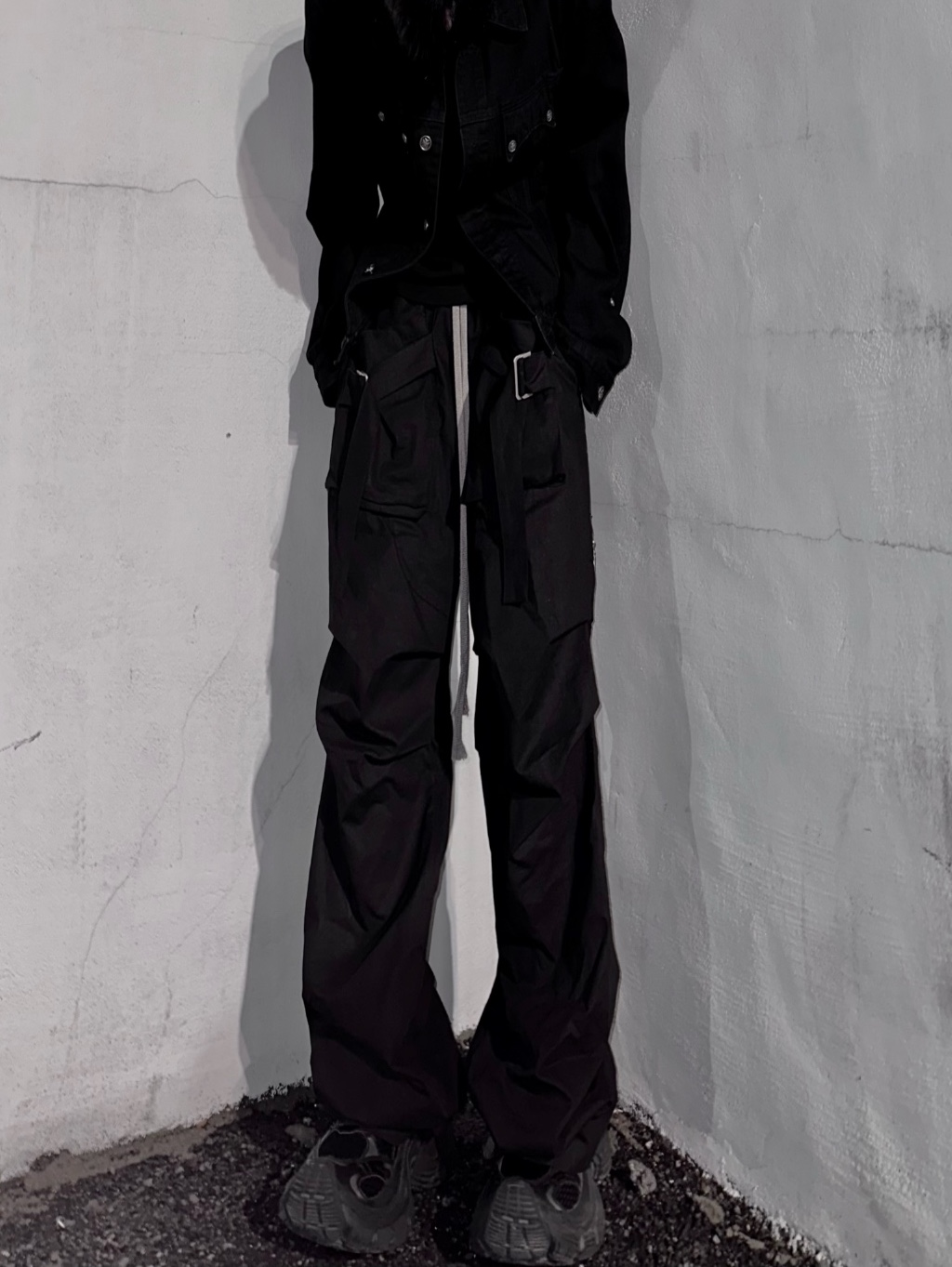 Balenciaga 10XL Sneakers Black, Wapworks Wide Safety Cargo Pants Black 착용 스타일 - 1
