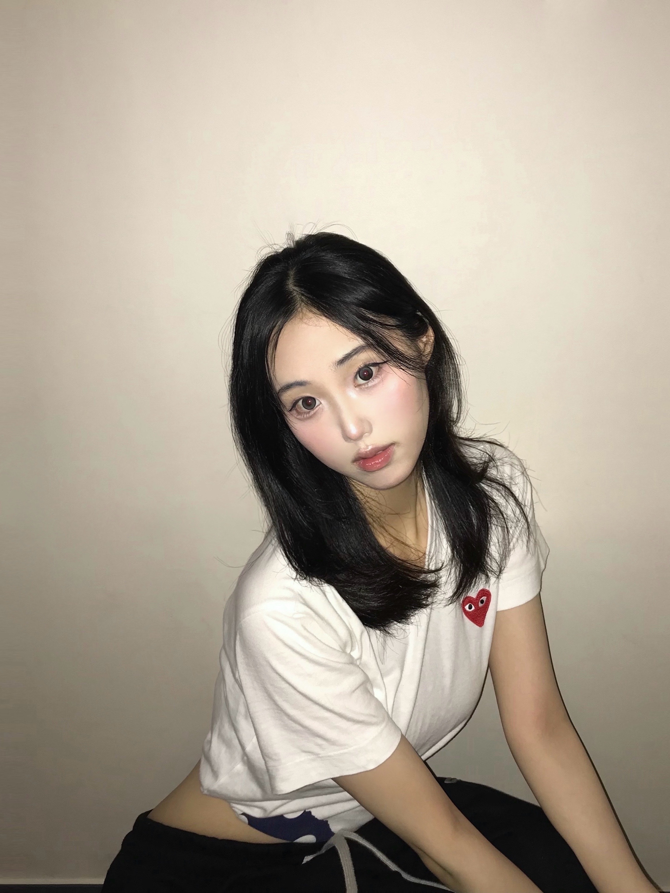 Play Comme des Garcons Red Heart Dot Short Sleeve Shirt White 착용 스타일 - 2