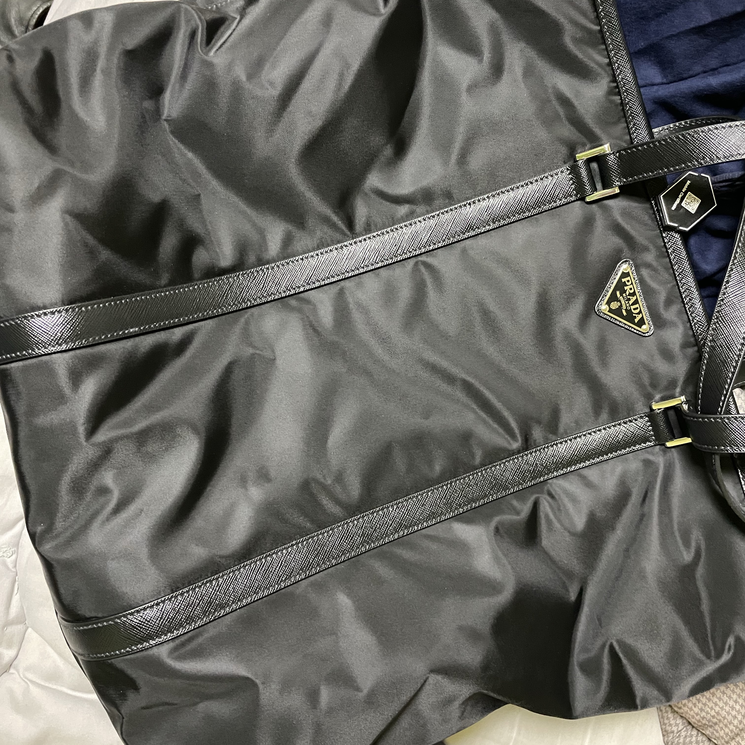 Prada Re-Nylon and Saffiano Leather Tote Bag Black 착용 스타일