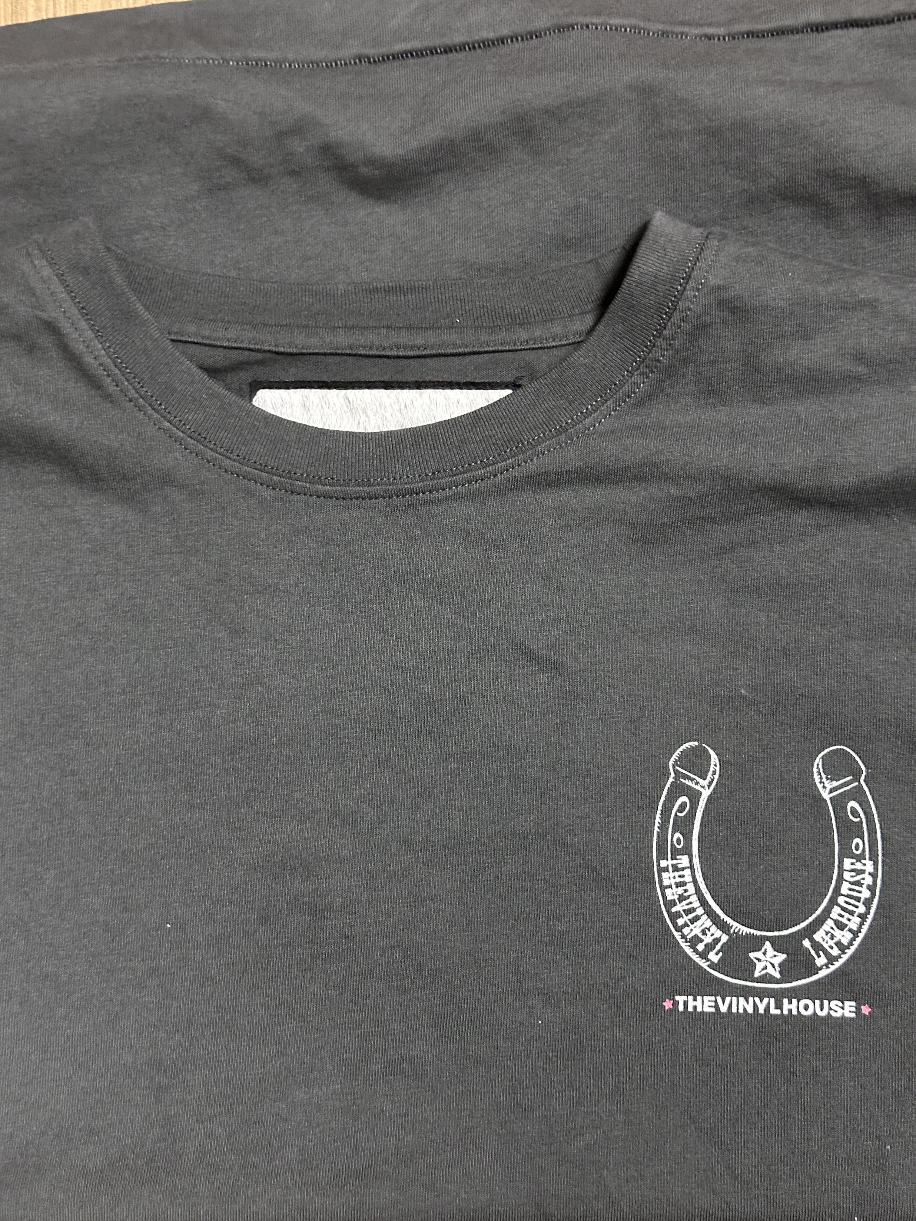 [KREAM 단독] Thevinylhouse Lucky House Tee Charcoal 착용 스타일 - 5