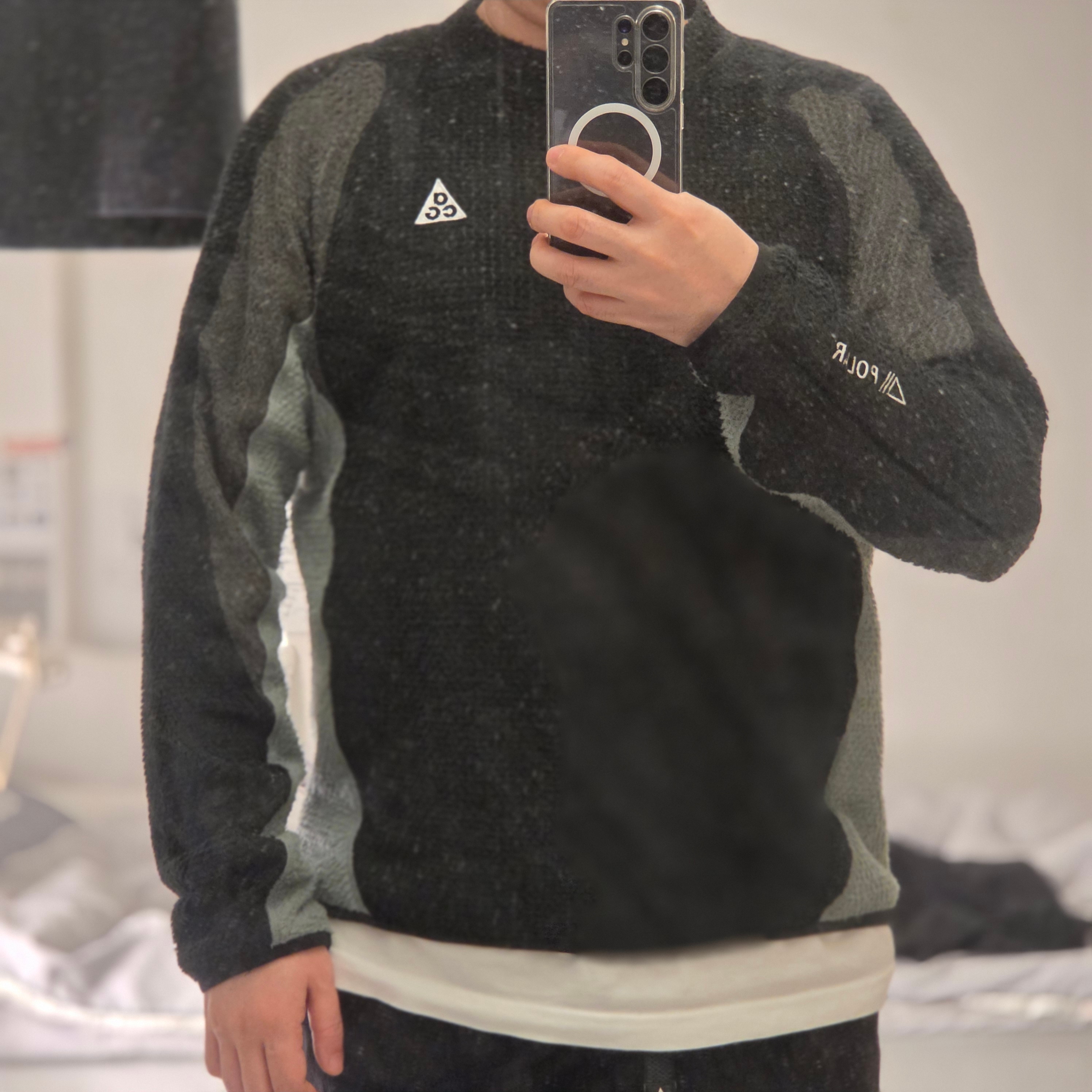 Nike ACG Wolf Lichen Crewneck Black Anthracite - Asia, Nike ACG Smith Summit Cargo Pants Black Anthracite - Asia 착용 스타일 - 2