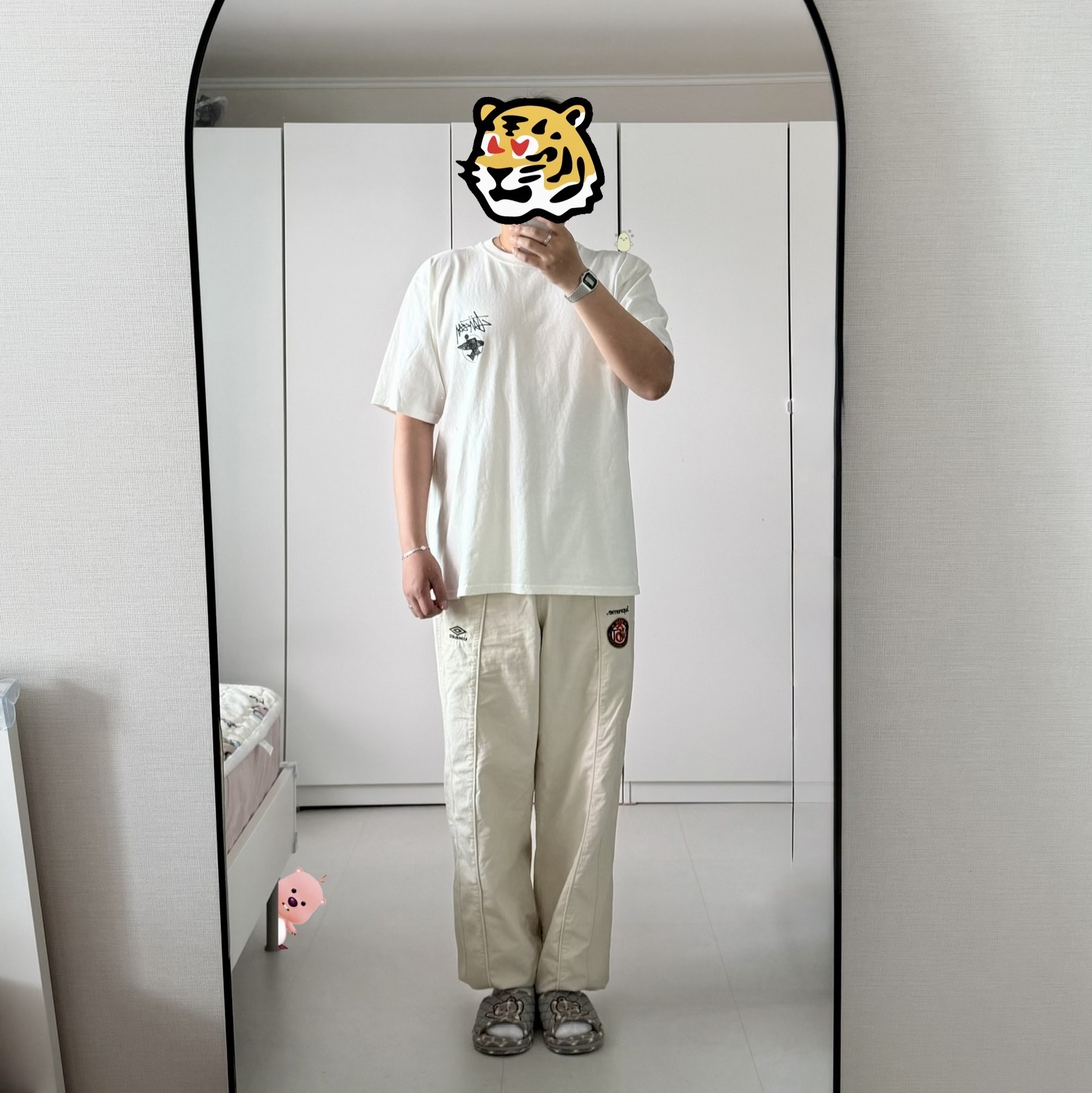 Stussy Long Haul Tee Pigment Dyed Natural, Supreme x Umbro Cotton Ripstop Track Pant Stone - 26SS 착용 스타일 - 1
