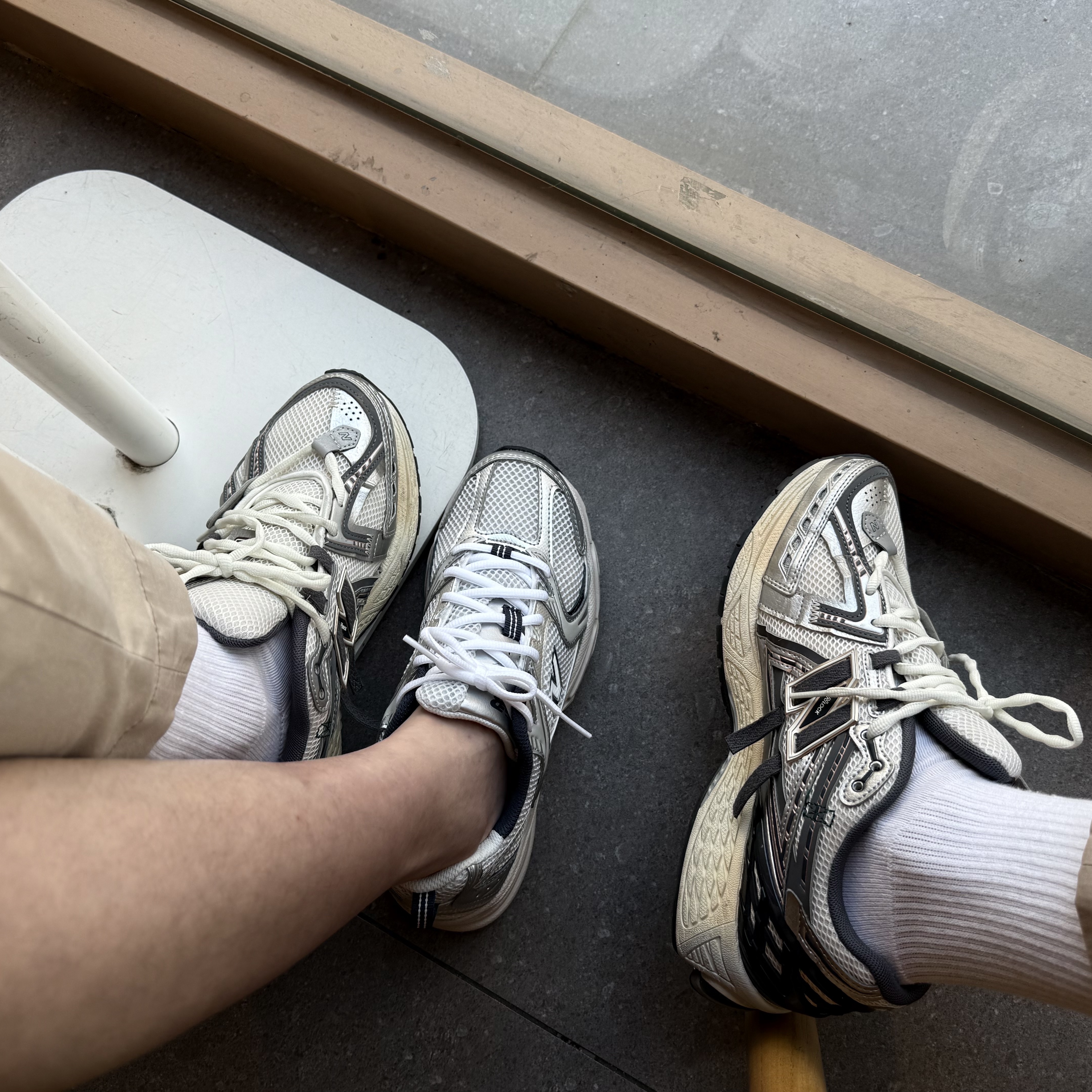 New Balance 530 Steel Grey, New Balance 1906A Silver Metallic Castlerock 착용 스타일 - 1