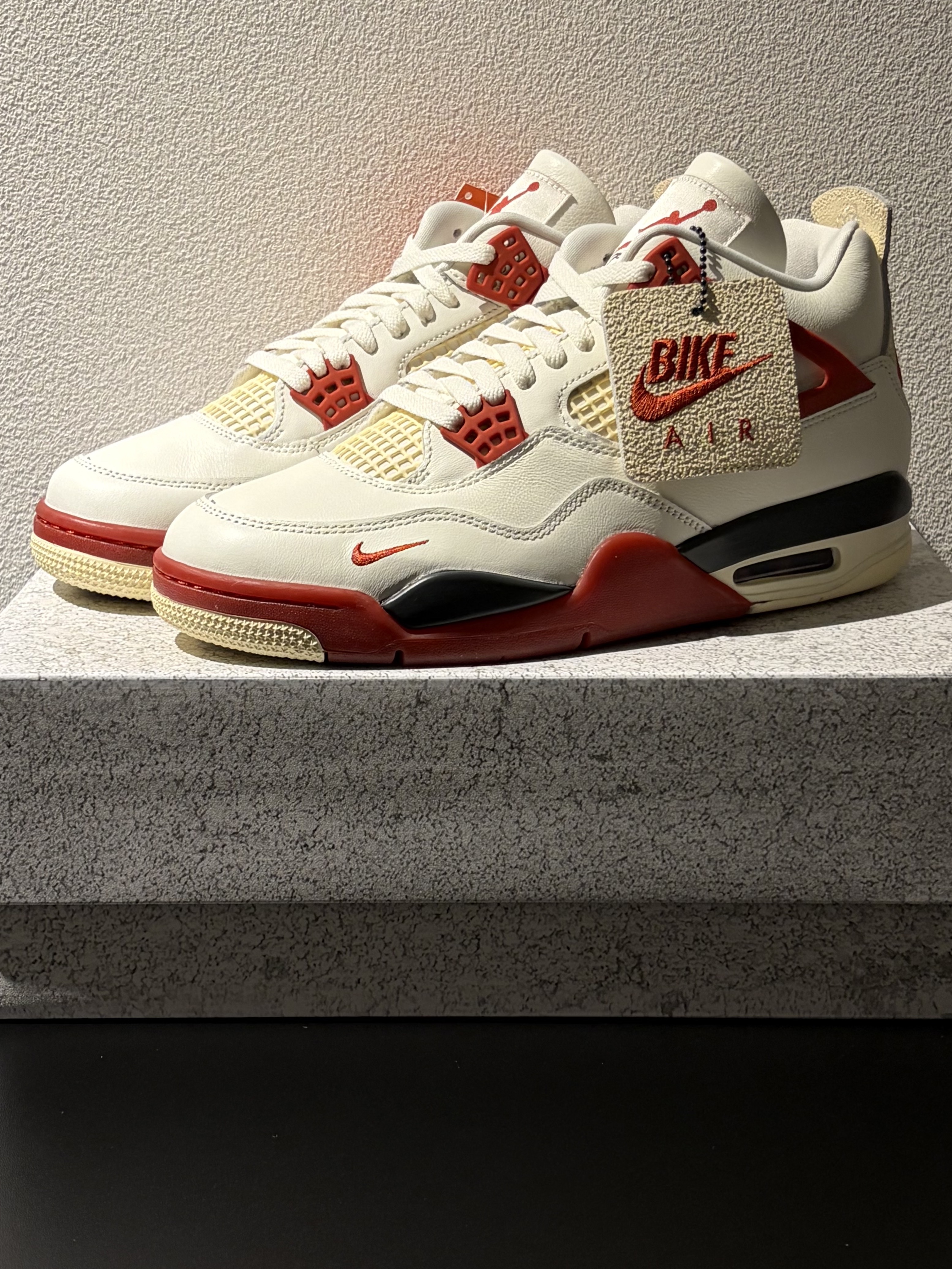 Jordan 4 x Nigel Sylvester Retro OG Brick After Brick 착용 스타일 - 1