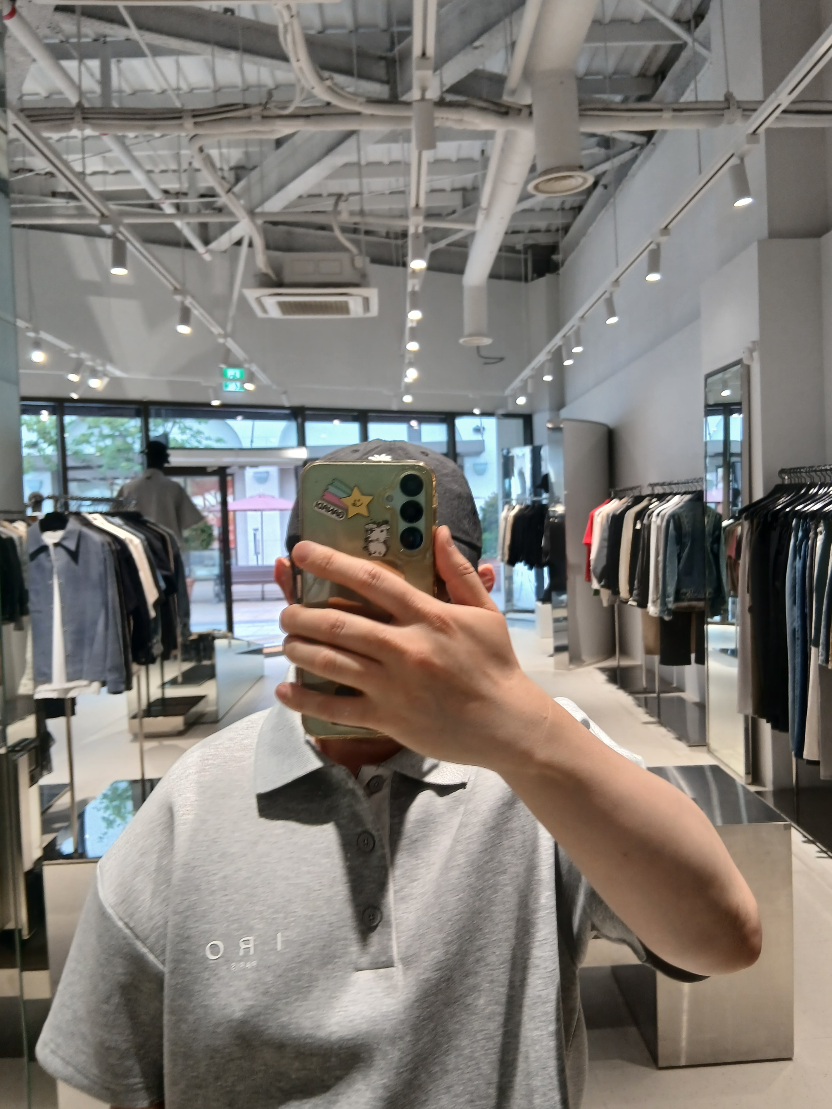 Iro Evasion Oversized Collar Short Sleeve Cushion T-Shirt Gray, IRO Vibrio Banding Color-Block Long Bermuda Shorts Gray 착용 스타일 - 5