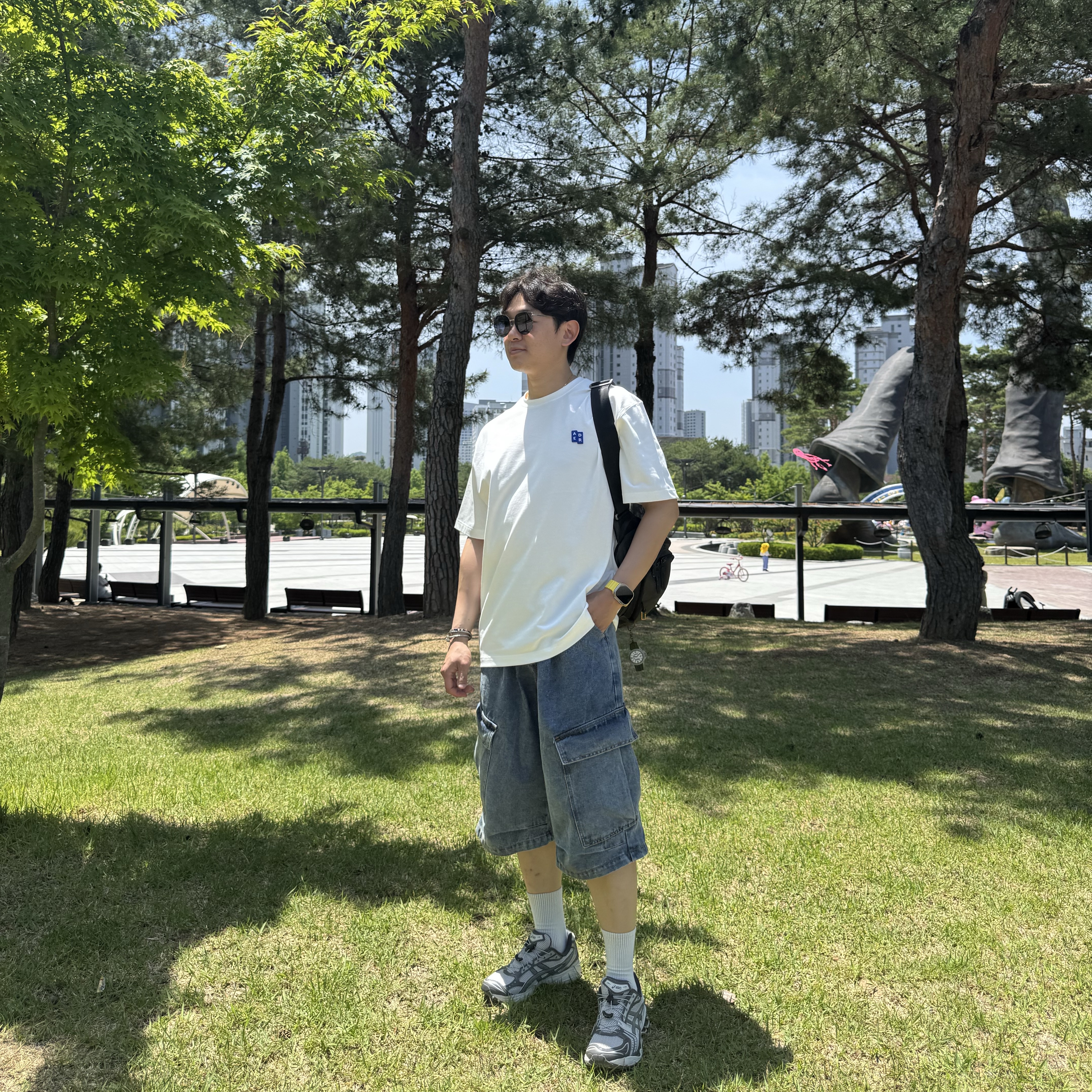 Ader Error Sig; TRS/BL Tag T-Shirt 01 Off White, Asics Unlimited Gel-Kayano 14 Oyster Grey Clay Grey 착용 스타일 - 1