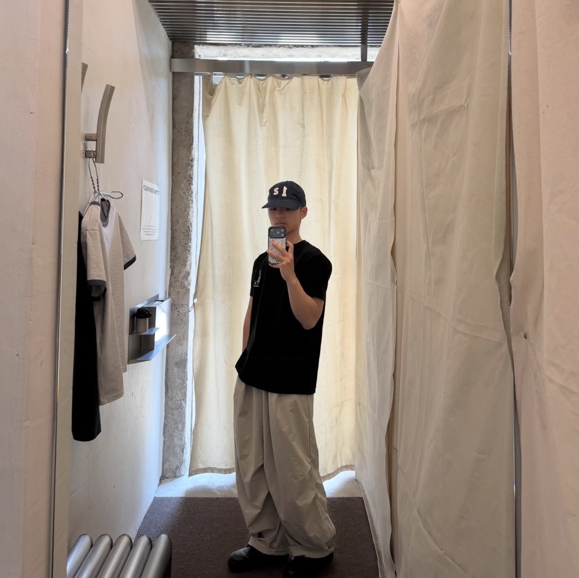 [KREAM 단독] Thevinylhouse Lucky House Tee Charcoal 착용 스타일 - 3