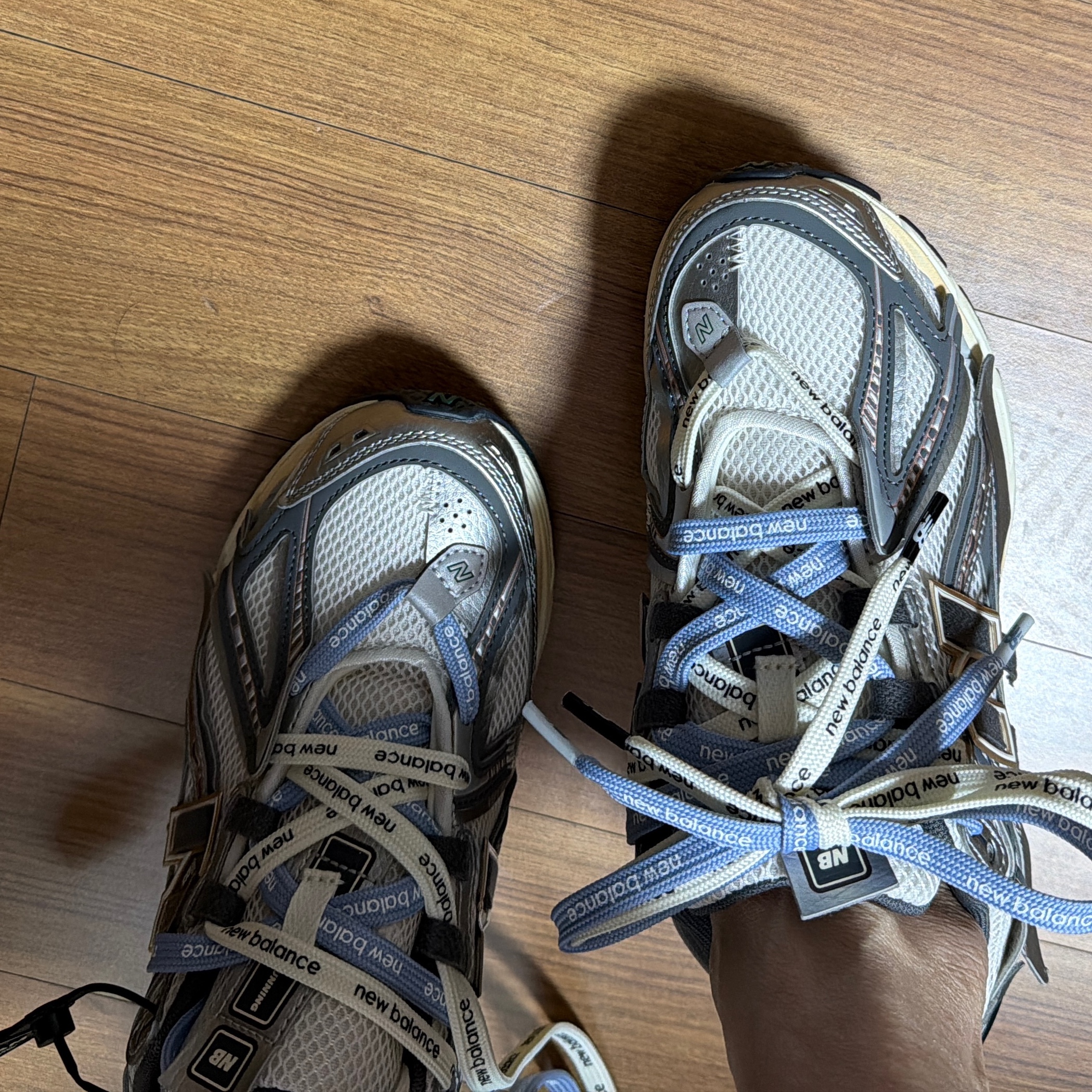 New Balance 1906A Silver Metallic Castlerock 착용 스타일