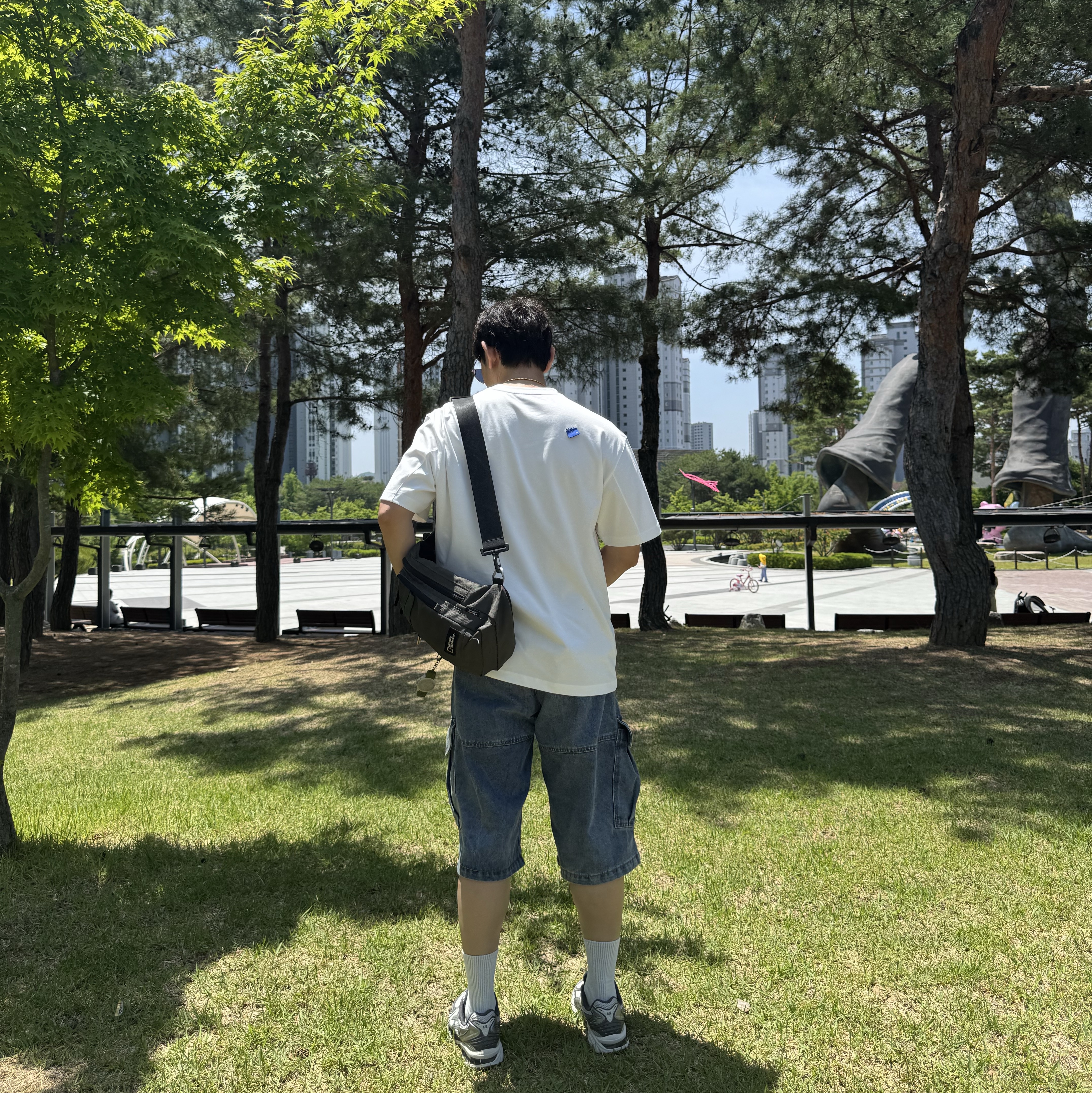 Ader Error Sig; TRS/BL Tag T-Shirt 01 Off White, Asics Unlimited Gel-Kayano 14 Oyster Grey Clay Grey 착용 스타일 - 2