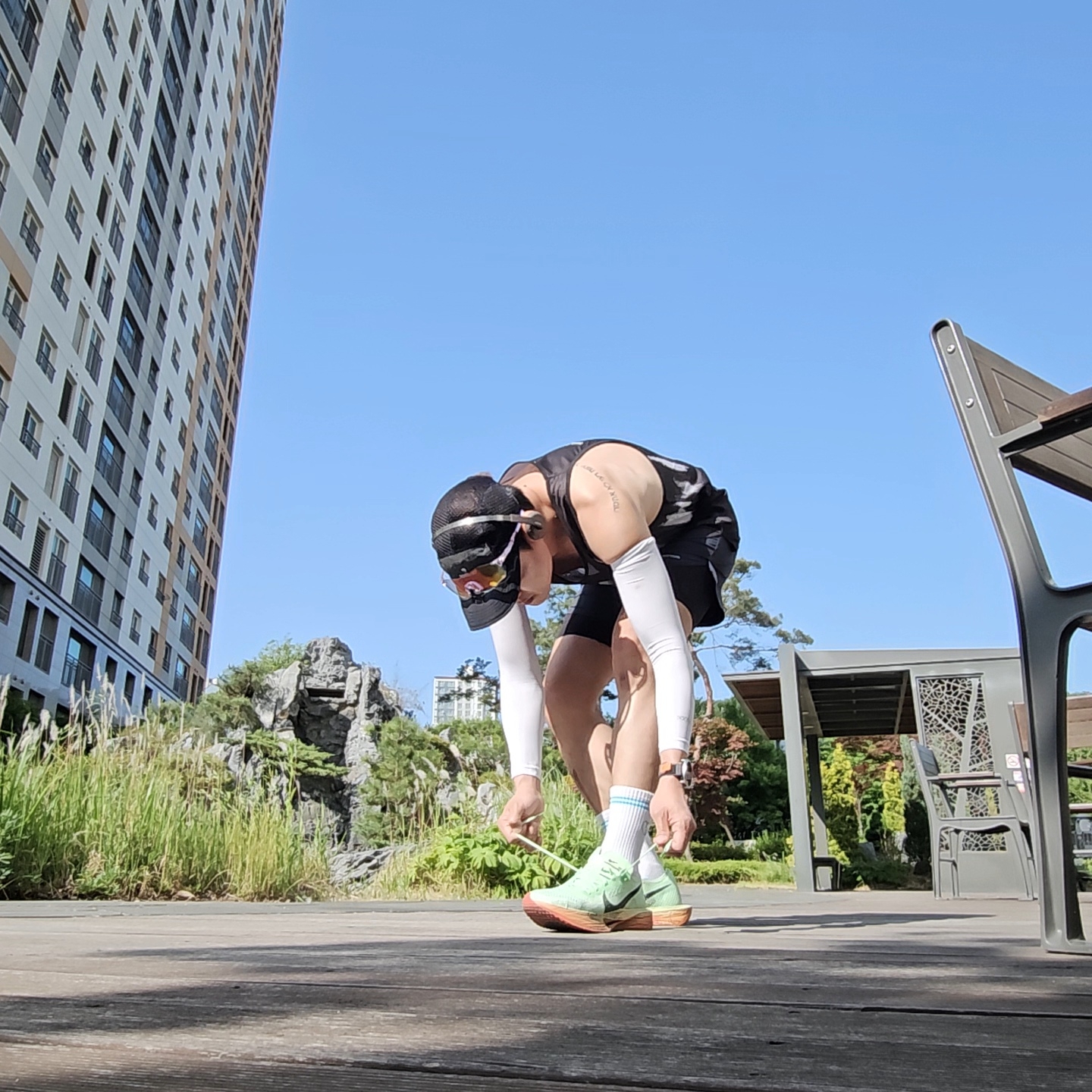 Nike ZoomX Vaporfly Next% 3 Vapor Green Dragon Red, REACTIFY Race Pulse Singlet Black 착용 스타일 - 2