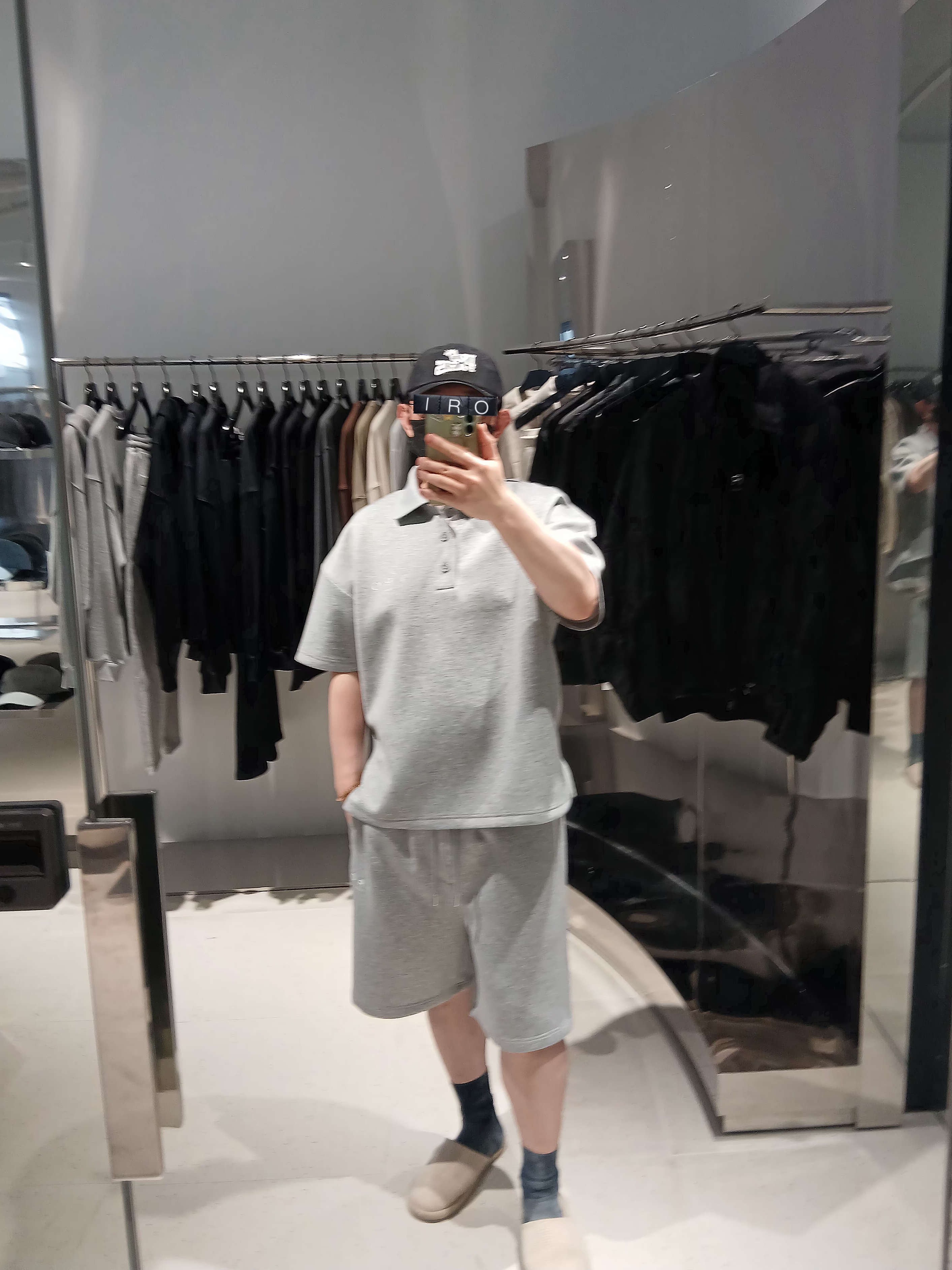 Iro Evasion Oversized Collar Short Sleeve Cushion T-Shirt Gray, IRO Vibrio Banding Color-Block Long Bermuda Shorts Gray 착용 스타일 - 2