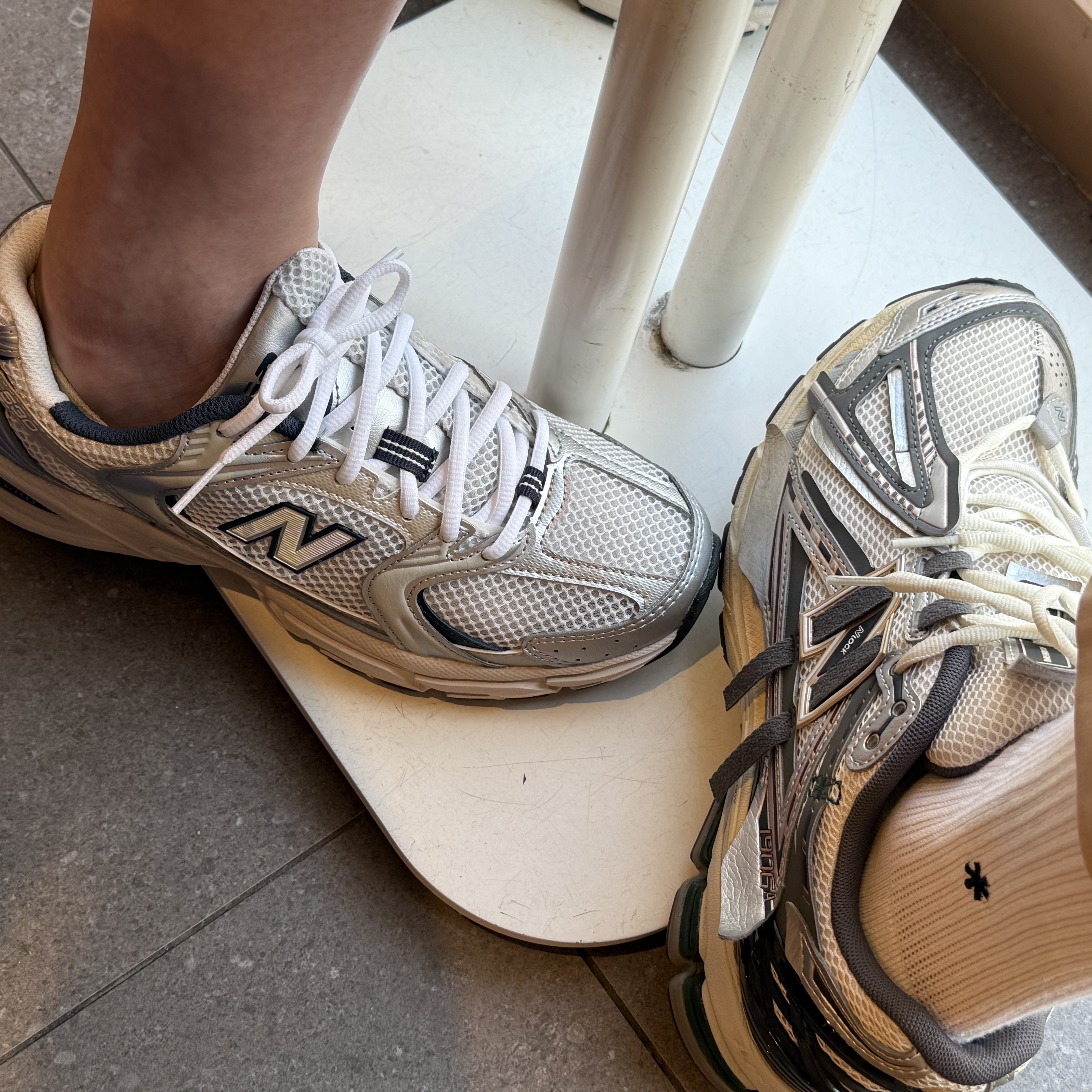New Balance 530 Steel Grey, New Balance 1906A Silver Metallic Castlerock 착용 스타일 - 2