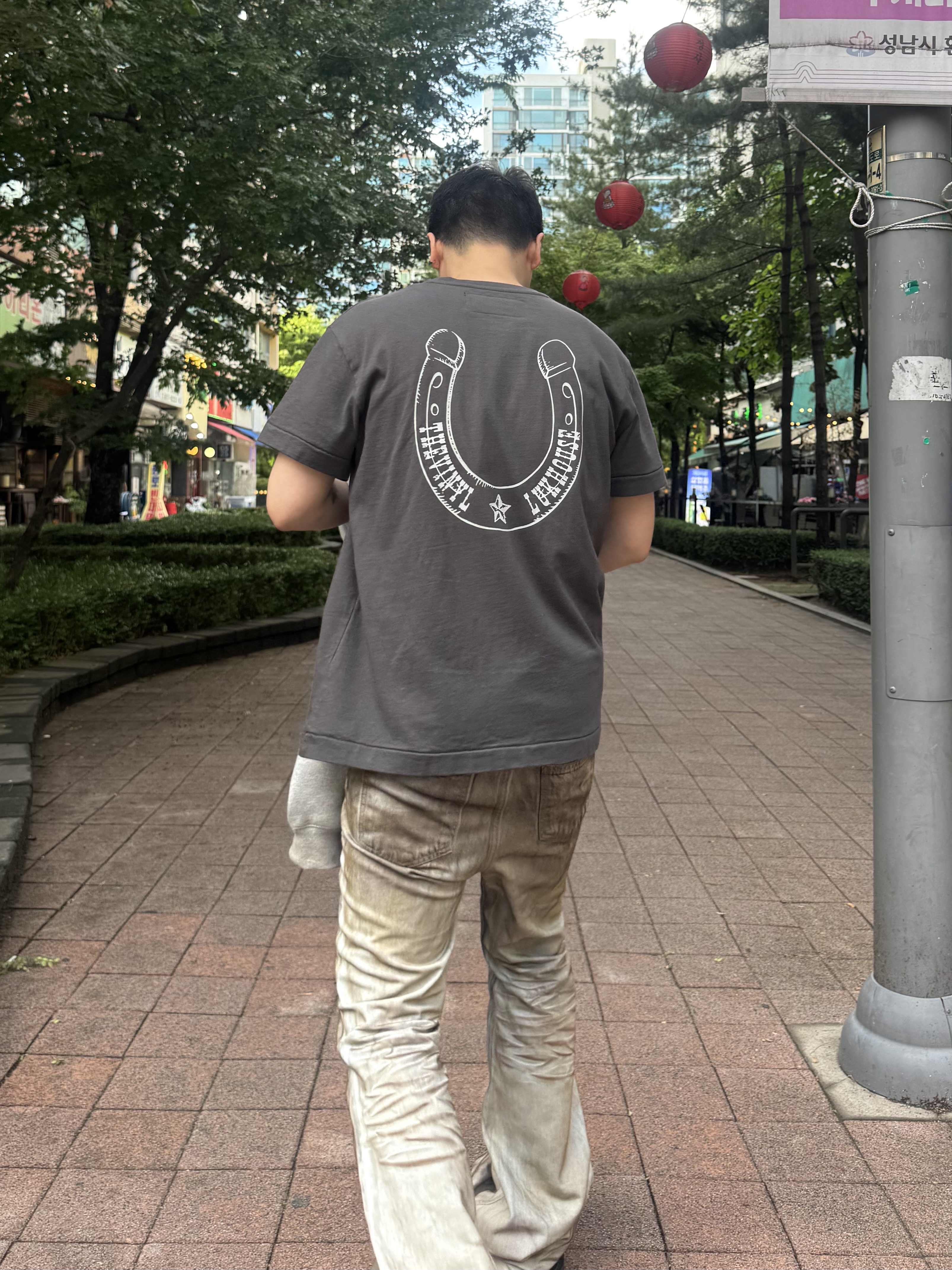[KREAM 단독] Thevinylhouse Lucky House Tee Charcoal, Balenciaga Steroid Derby Black 착용 스타일 - 4