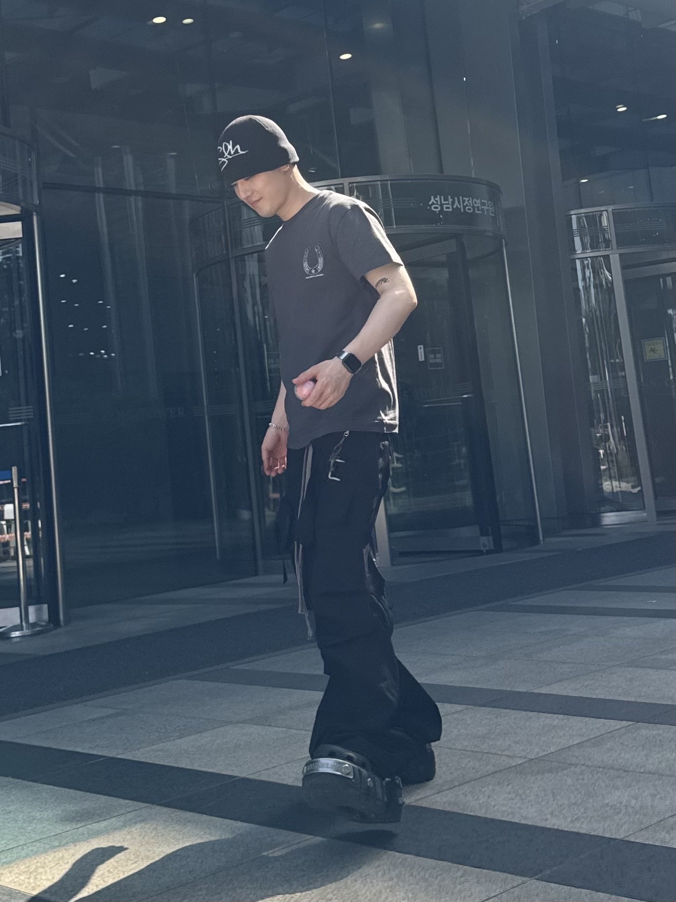 [KREAM 단독] Thevinylhouse Lucky House Tee Charcoal, Balenciaga Steroid Derby Black 착용 스타일 - 10