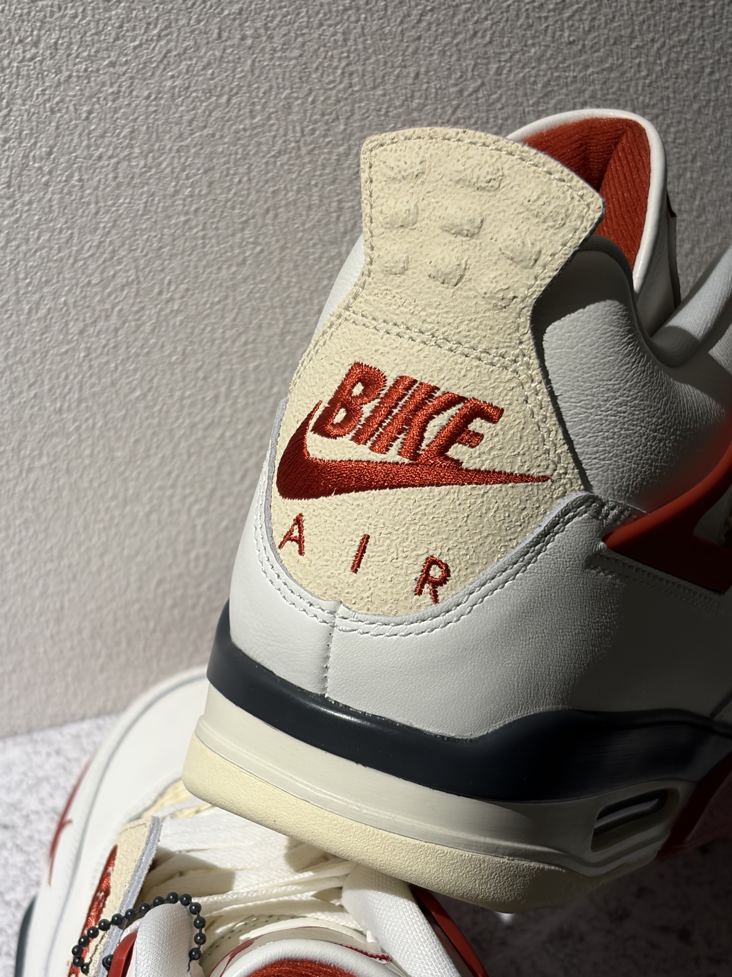 Jordan 4 x Nigel Sylvester Retro OG Brick After Brick 착용 스타일 - 3