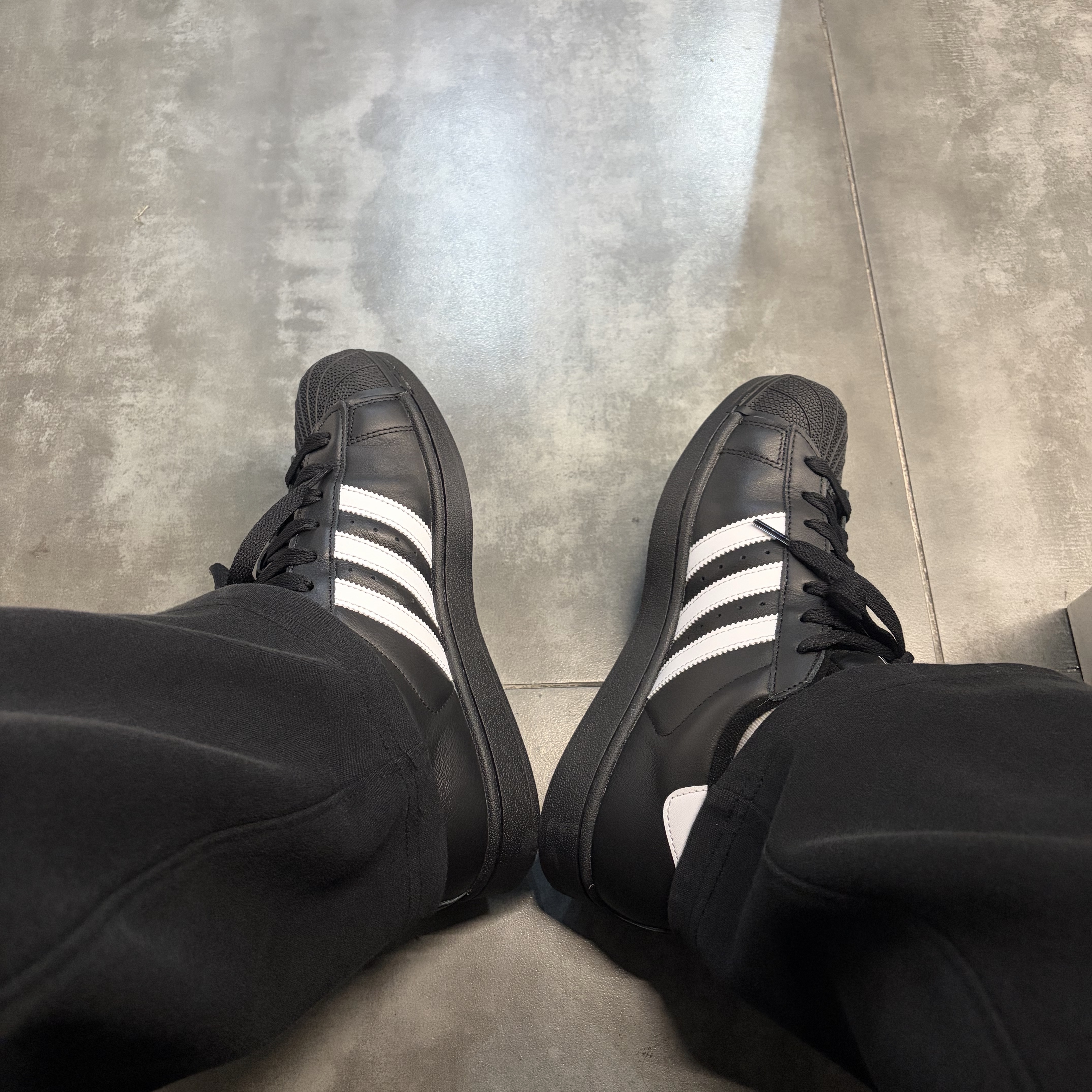 Adidas Superstar II Core Black Cloud White 착용 스타일 - 1