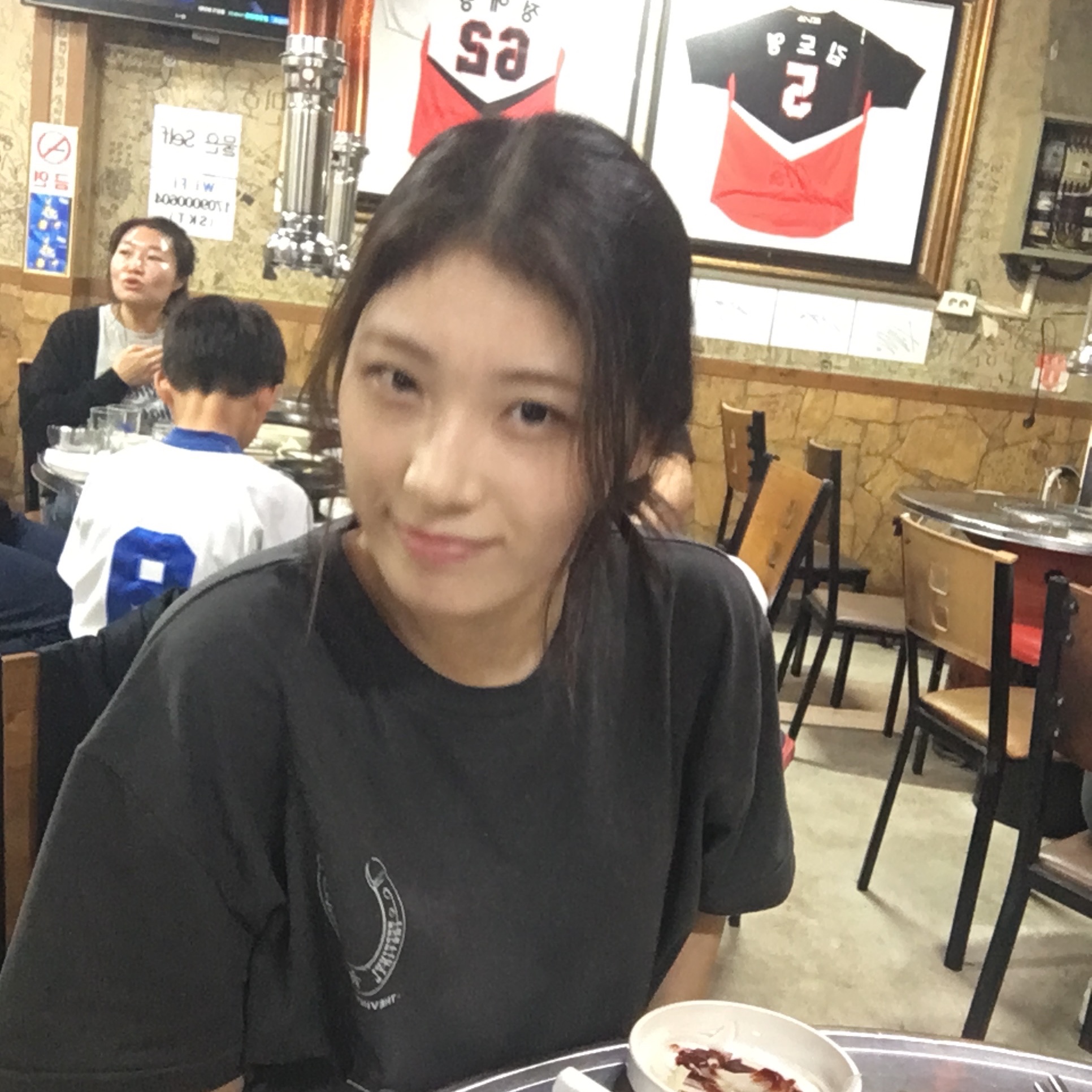 [KREAM 단독] Thevinylhouse Lucky House Tee Charcoal 착용 스타일 - 5