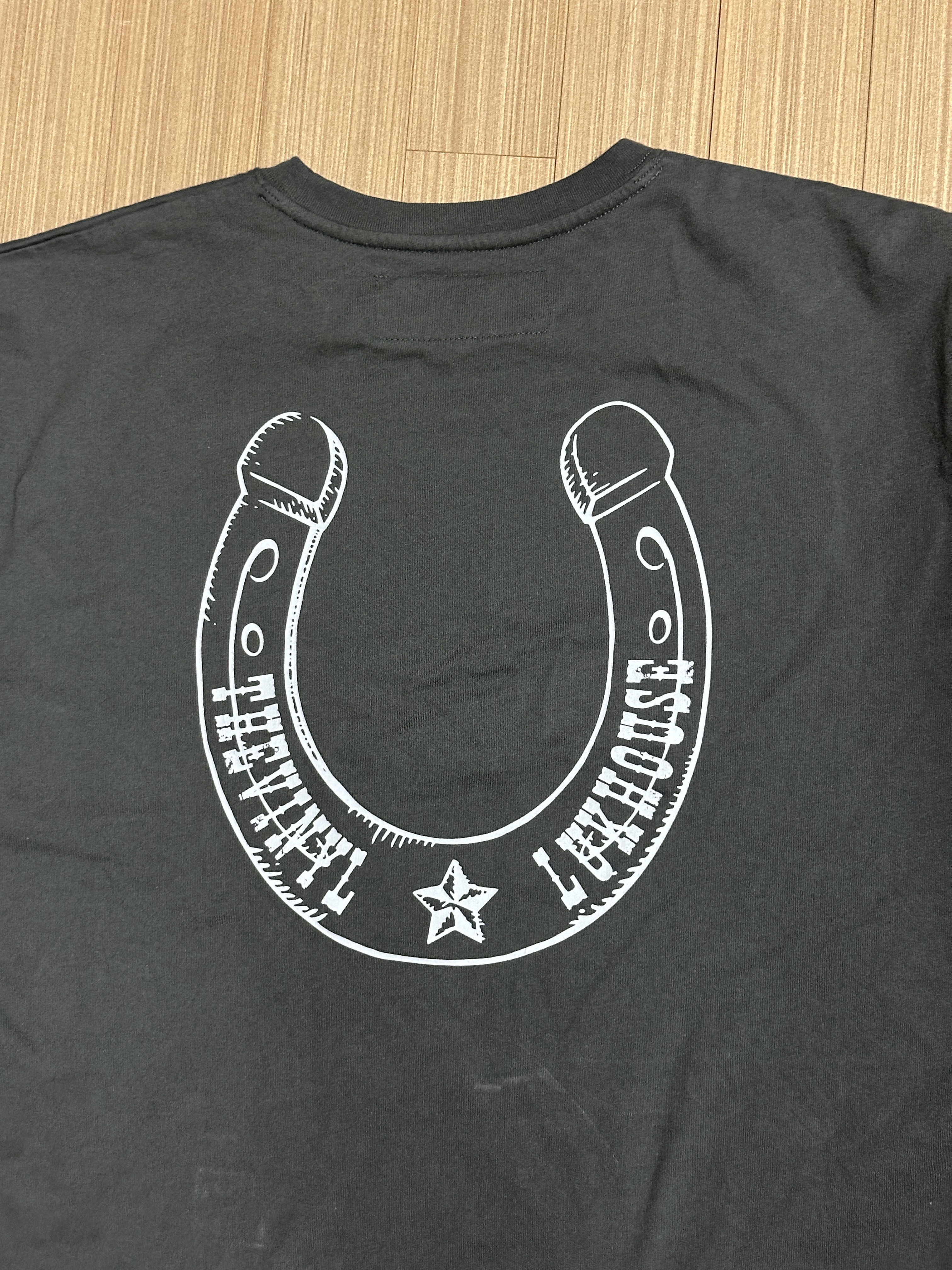 [KREAM 단독] Thevinylhouse Lucky House Tee Charcoal 착용 스타일 - 7