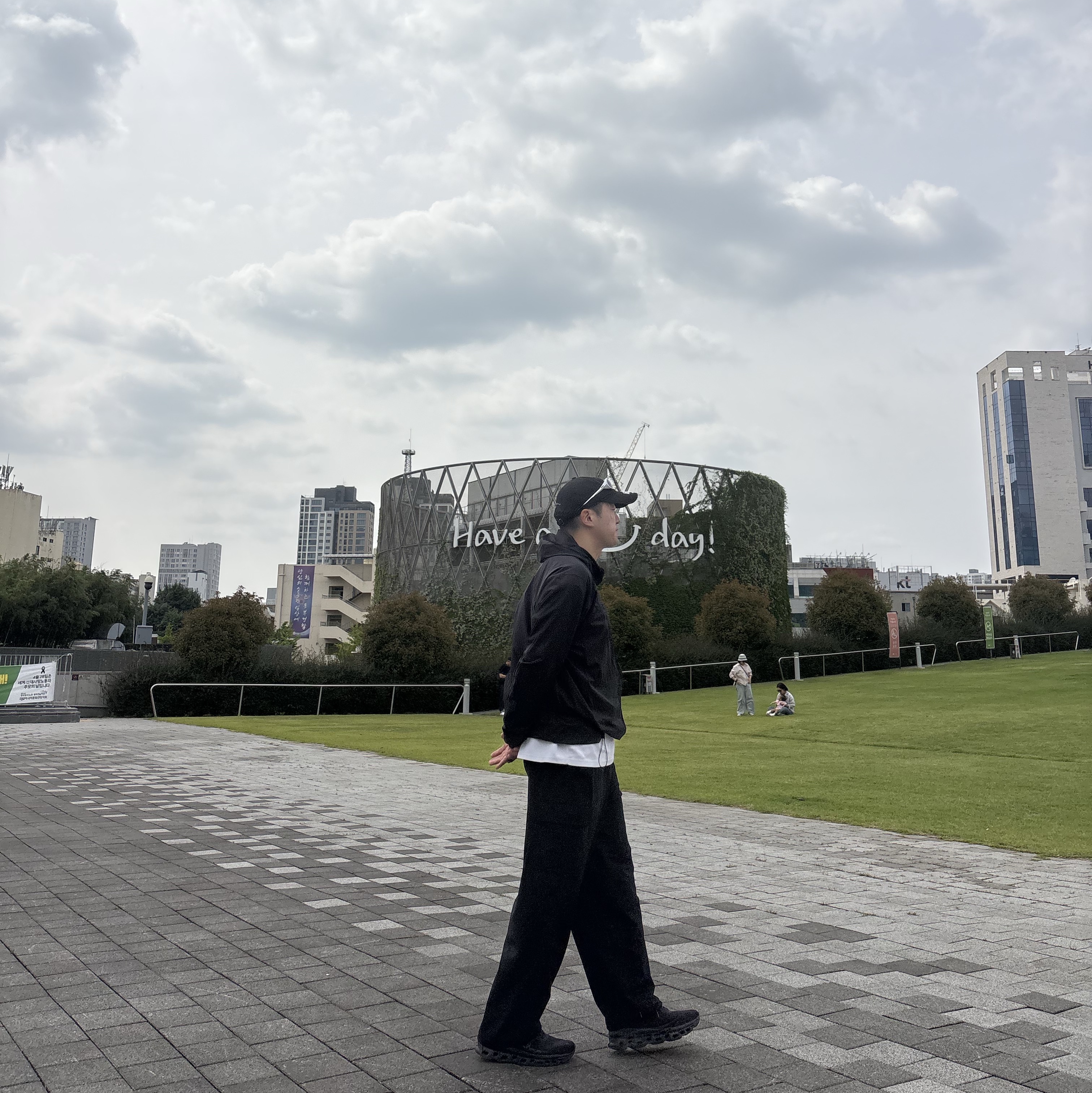 On Running Cloudmonster All Black, Oakley Eye Jacket Redux Silver Frame Prizm Black Polarized Lenses High Bridge Fit 착용 스타일