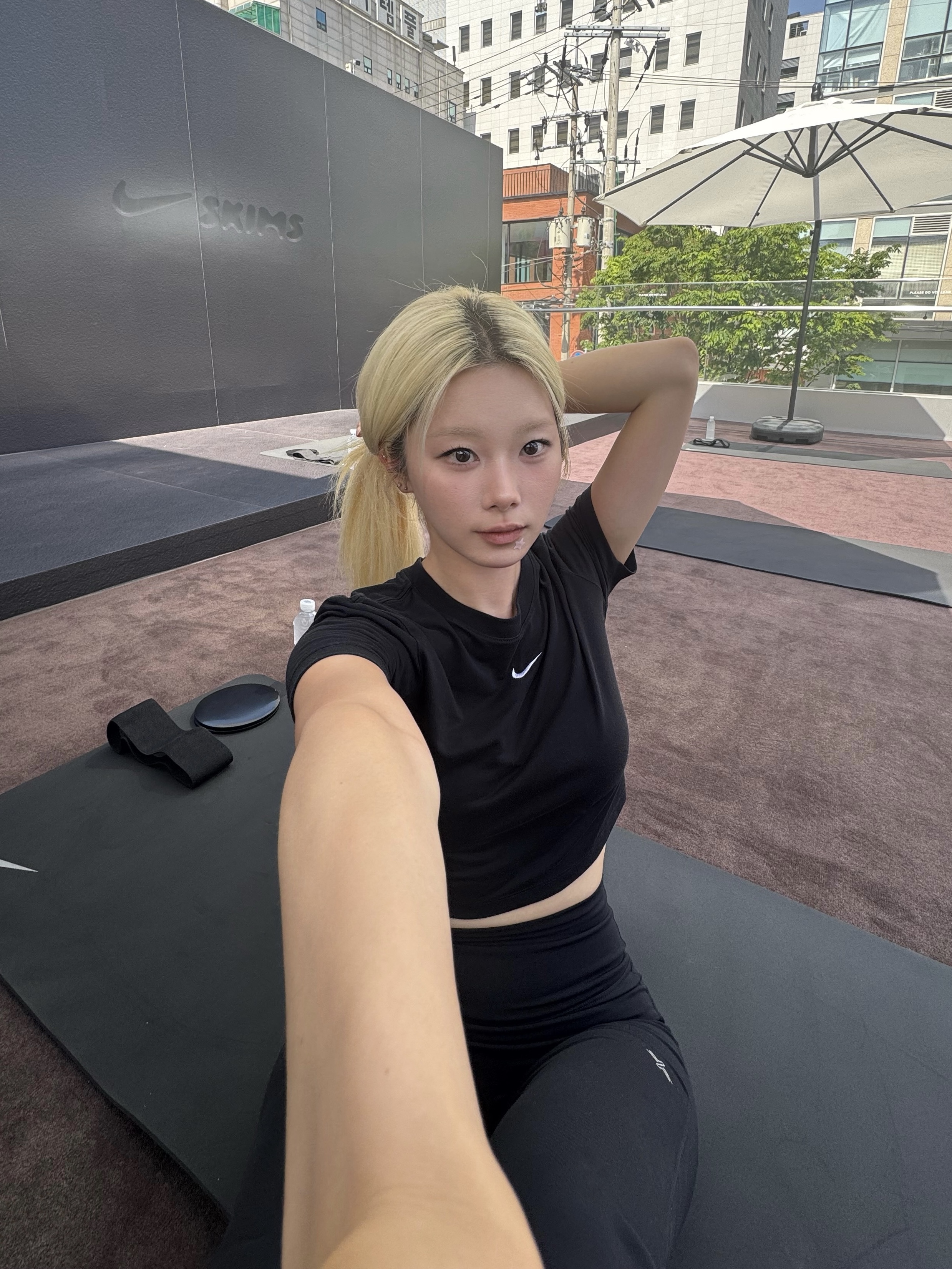 (W) Nike NSW Essential Slim Fit Crop T-Shirt Black - Asia 착용 스타일 - 2