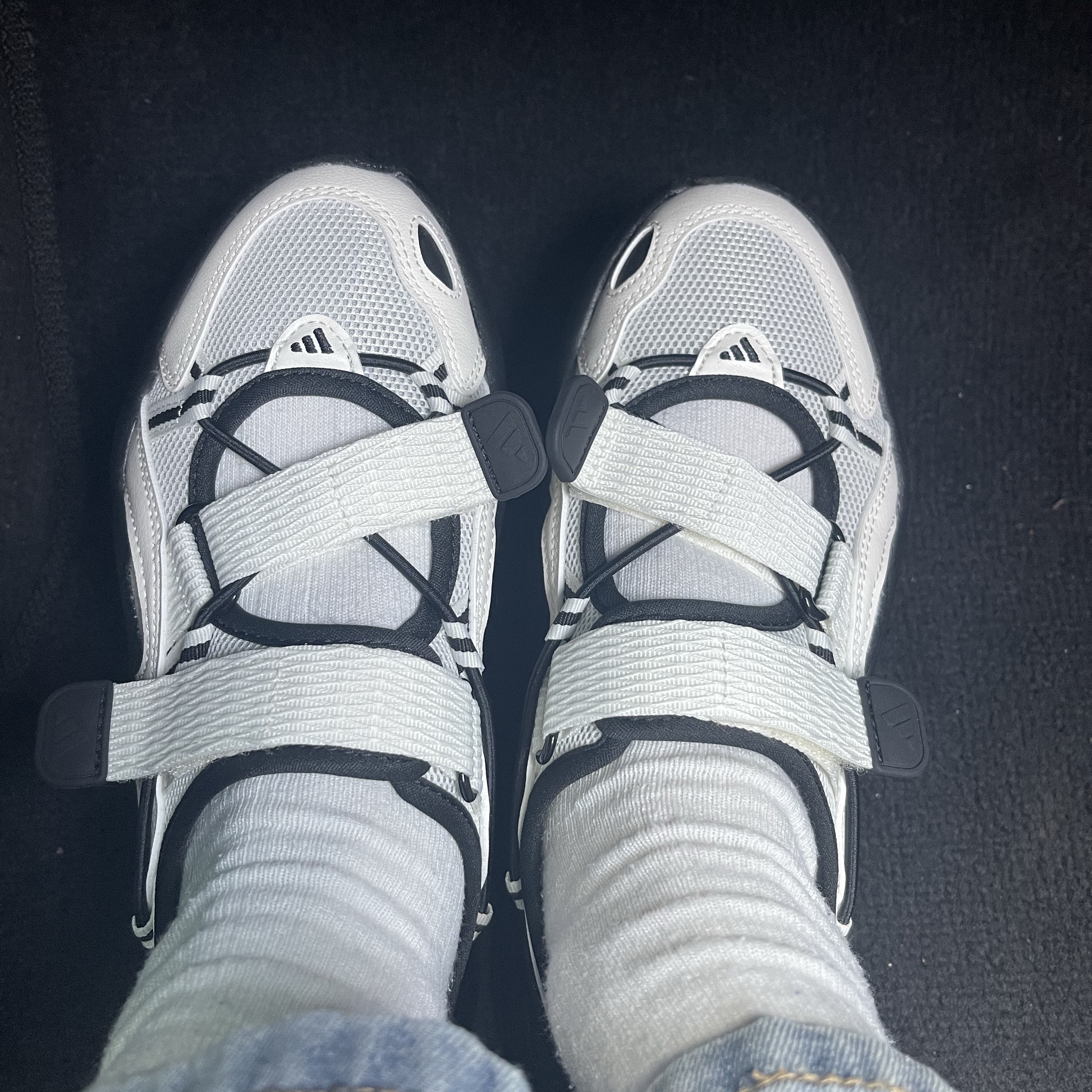 (W) Adidas Ozwave Sandal Core White Core Black 착용 스타일