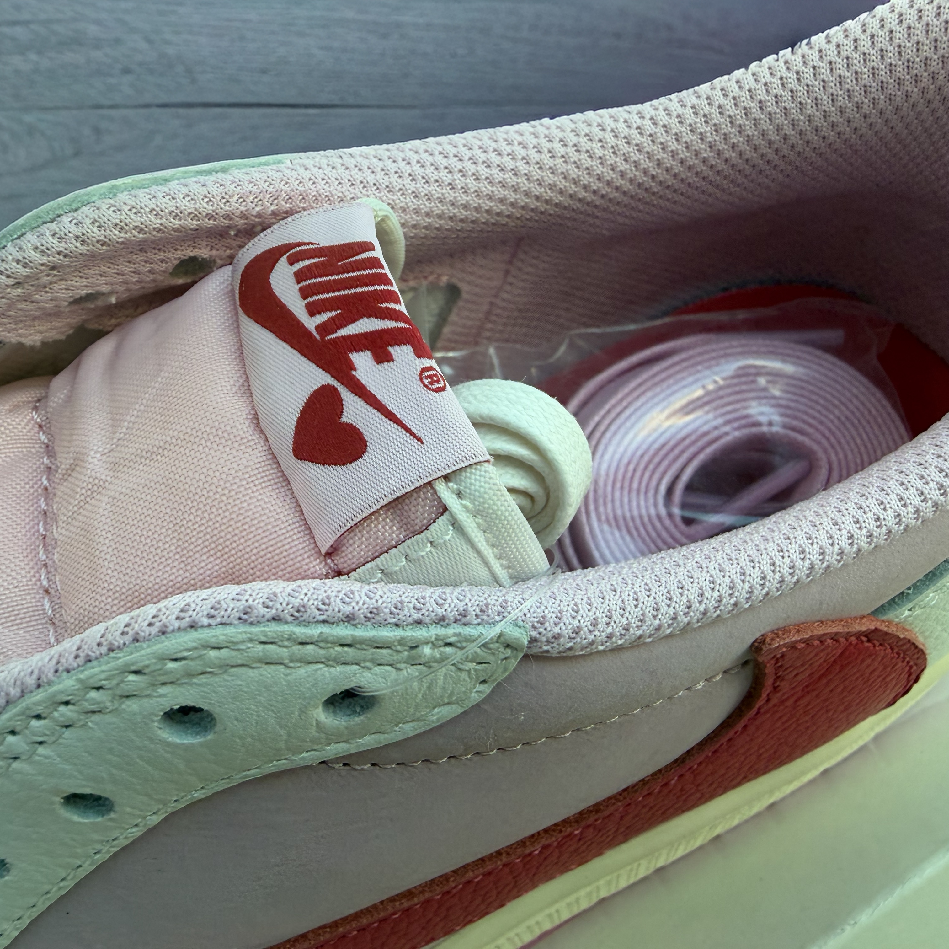 Jordan 1 x Travis Scott Retro Low OG SP Sail Tropical Pink, Jordan 1 x Travis Scott Retro Low OG SP Muslin Shy Pink 착용 스타일 - 8