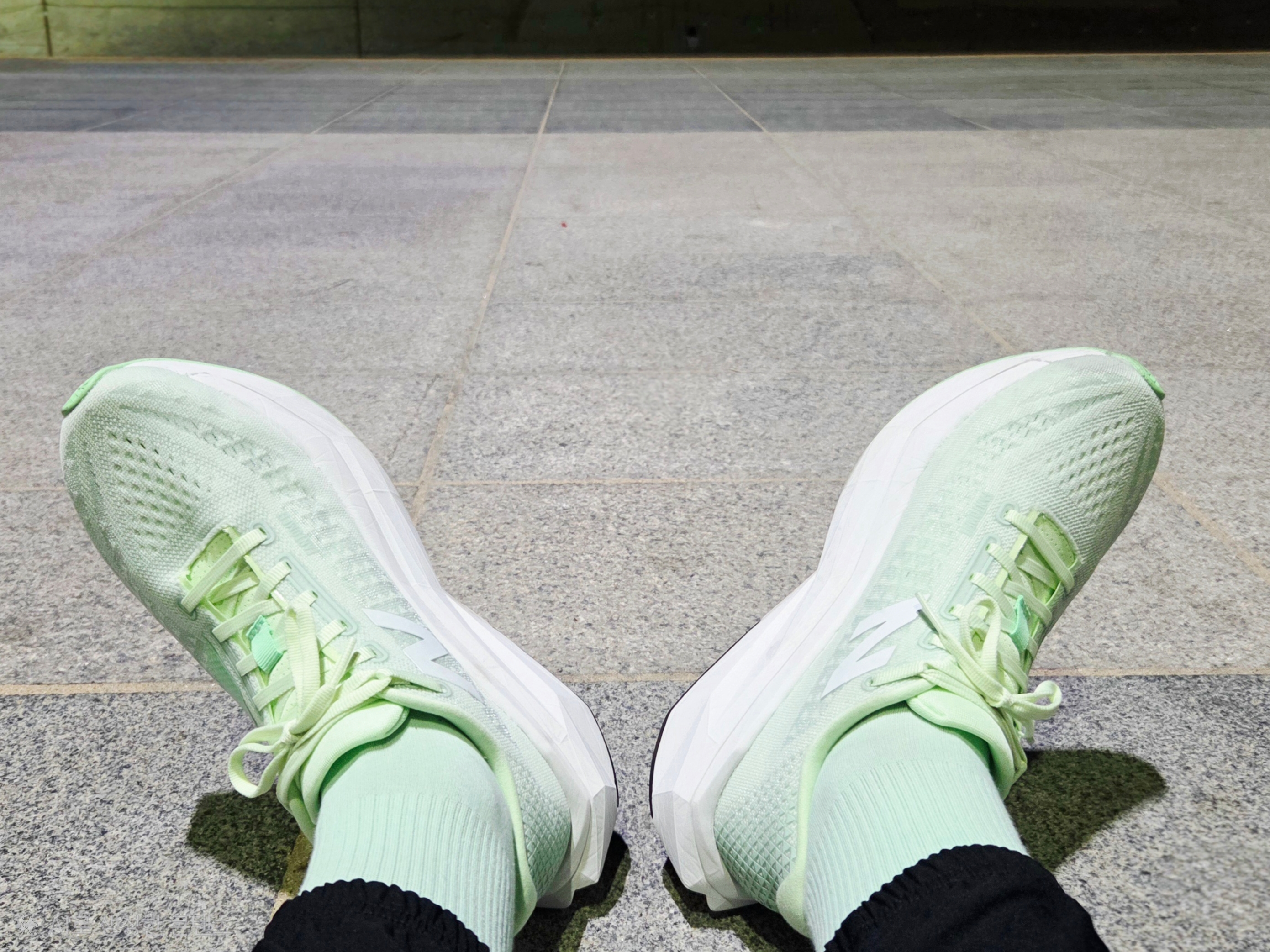 New Balance Fuelcell SC Trainer v3 Green - 2E Wide 착용 스타일