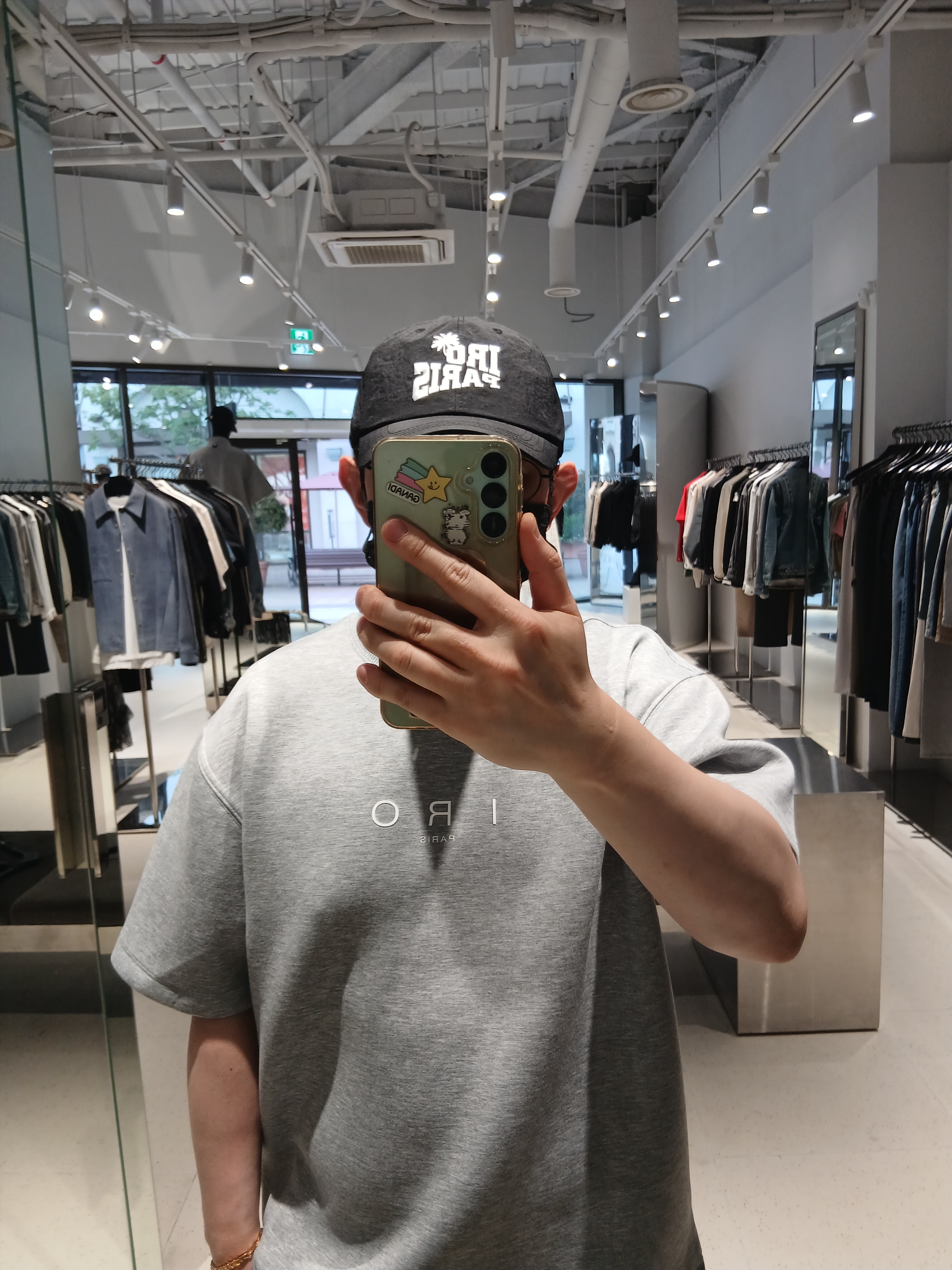 Iro Vasion Round Short Sleeve Cushion T-Shirt Gray, IRO Vibrio Banding Color-Block Long Bermuda Shorts Gray 착용 스타일 - 6